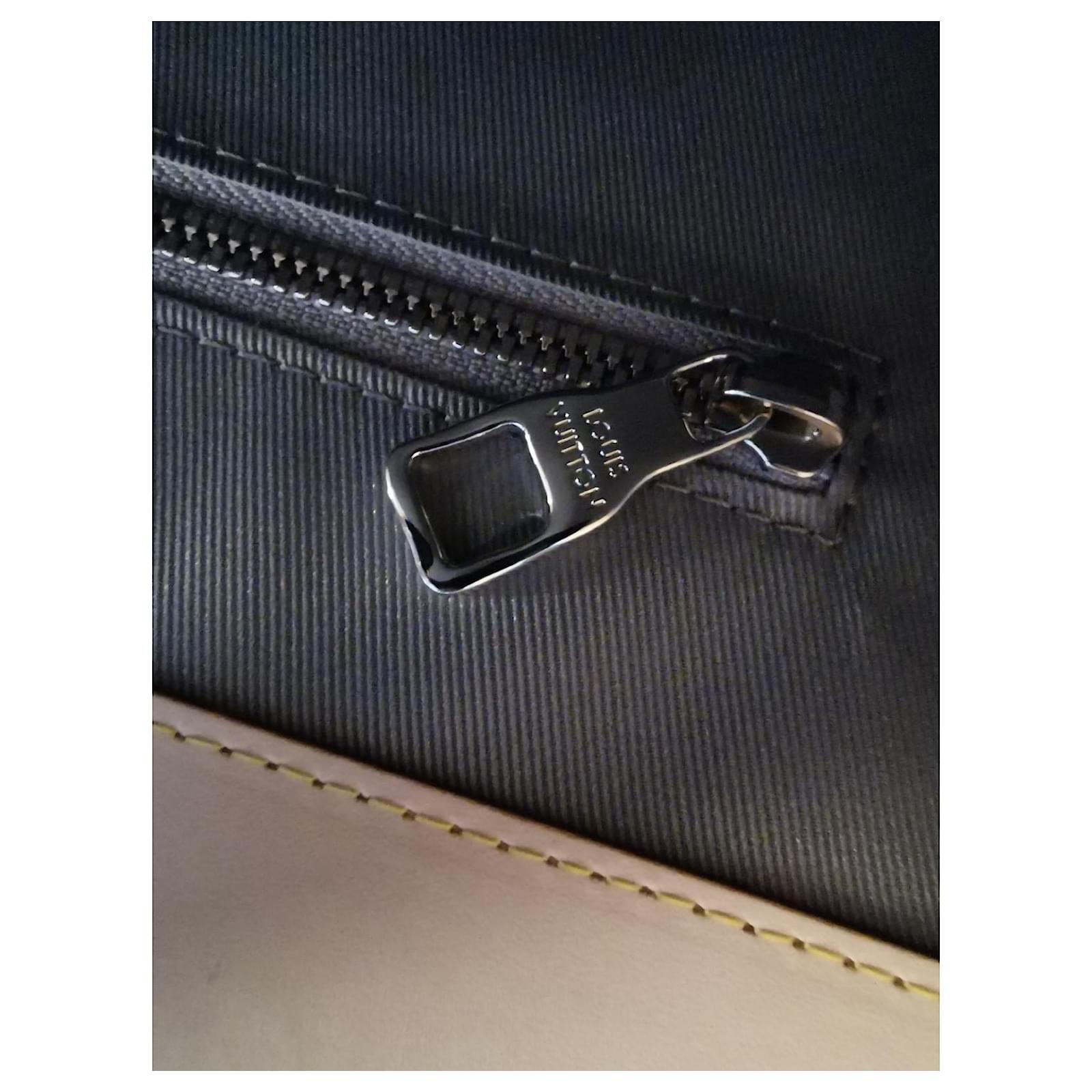 Louis Vuitton Frontrow Silvery Leather ref.757285 - Joli Closet