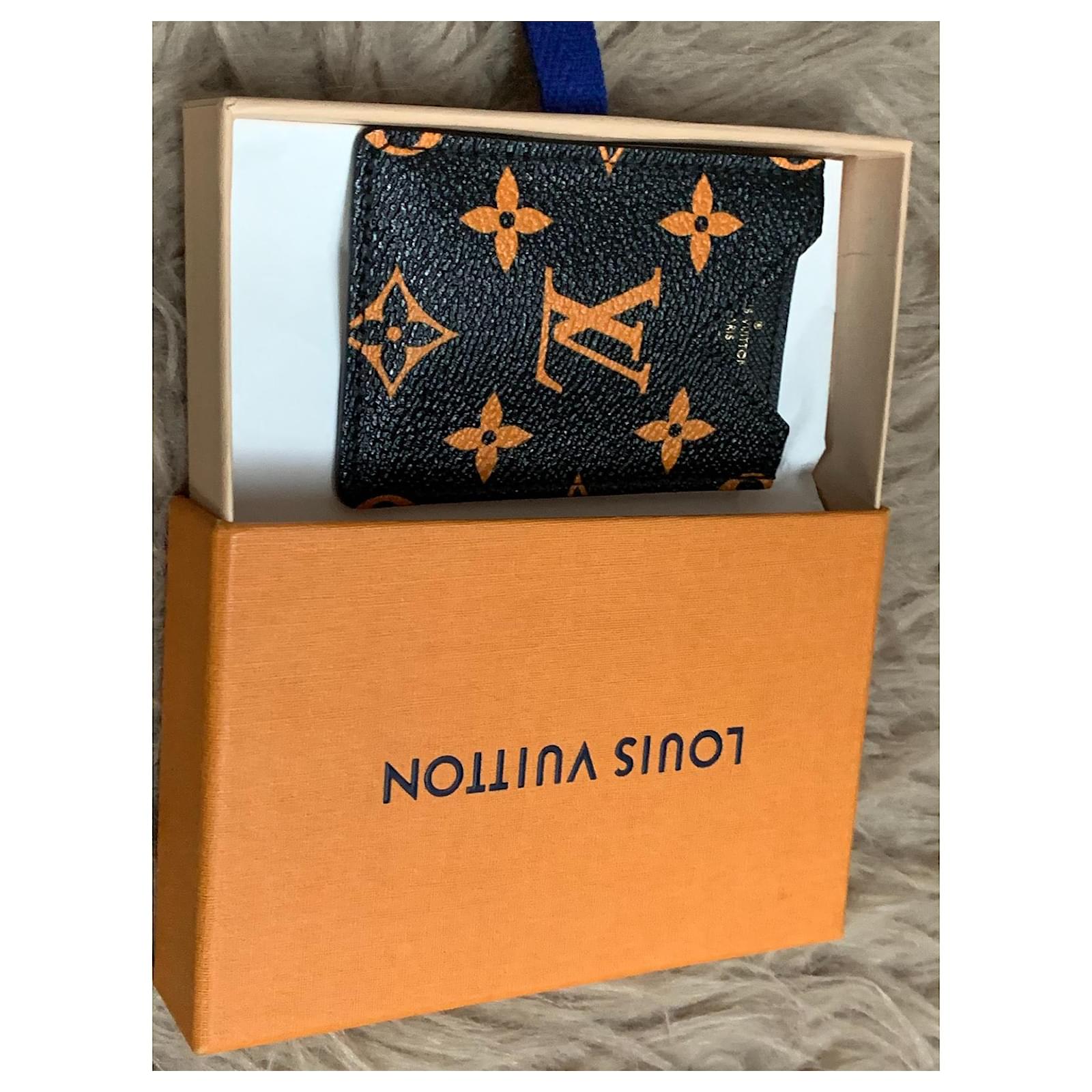 Second hand Louis Vuitton vip gift - Joli Closet