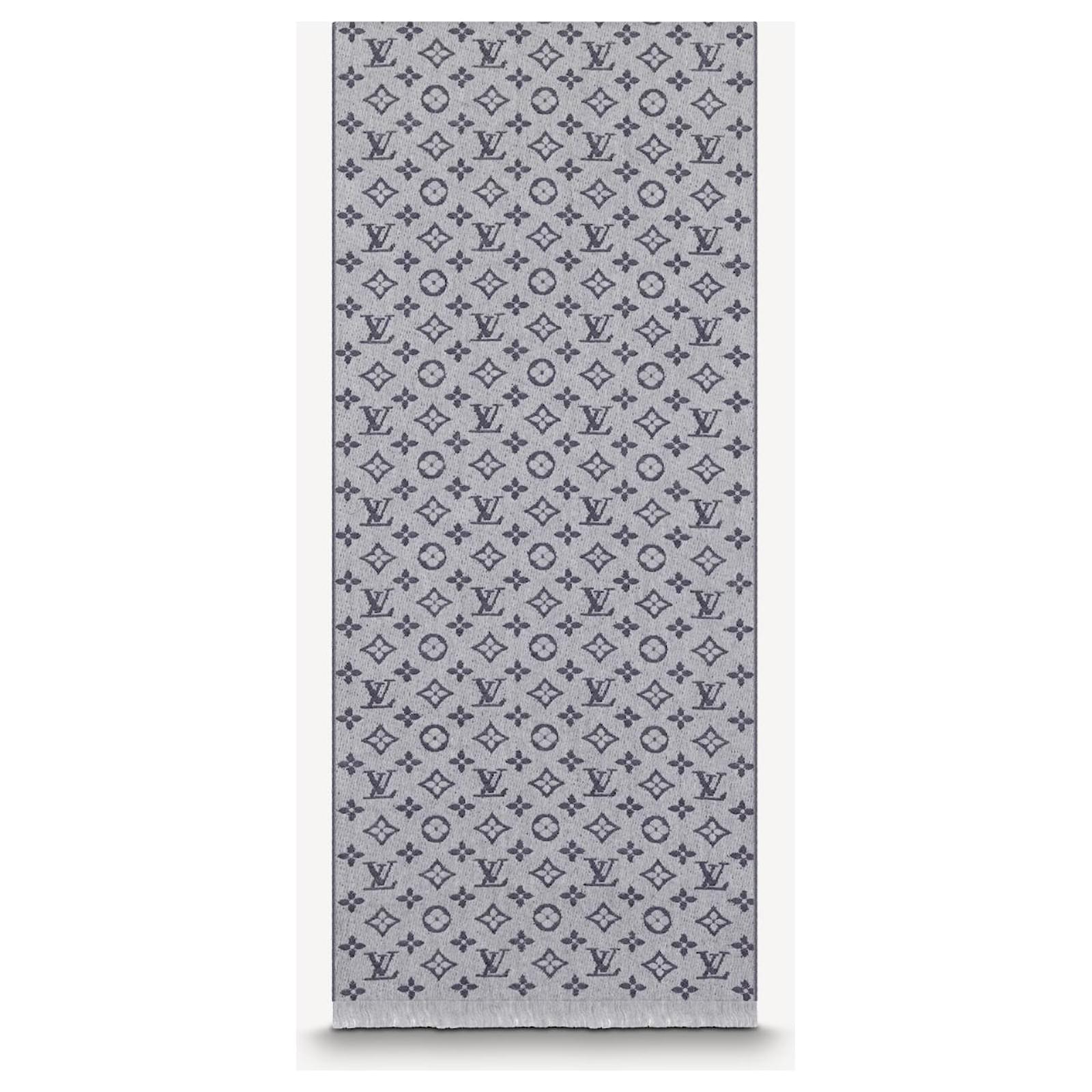 Louis Vuitton Monogram Scarf Grey Silk ref.81655 - Joli Closet