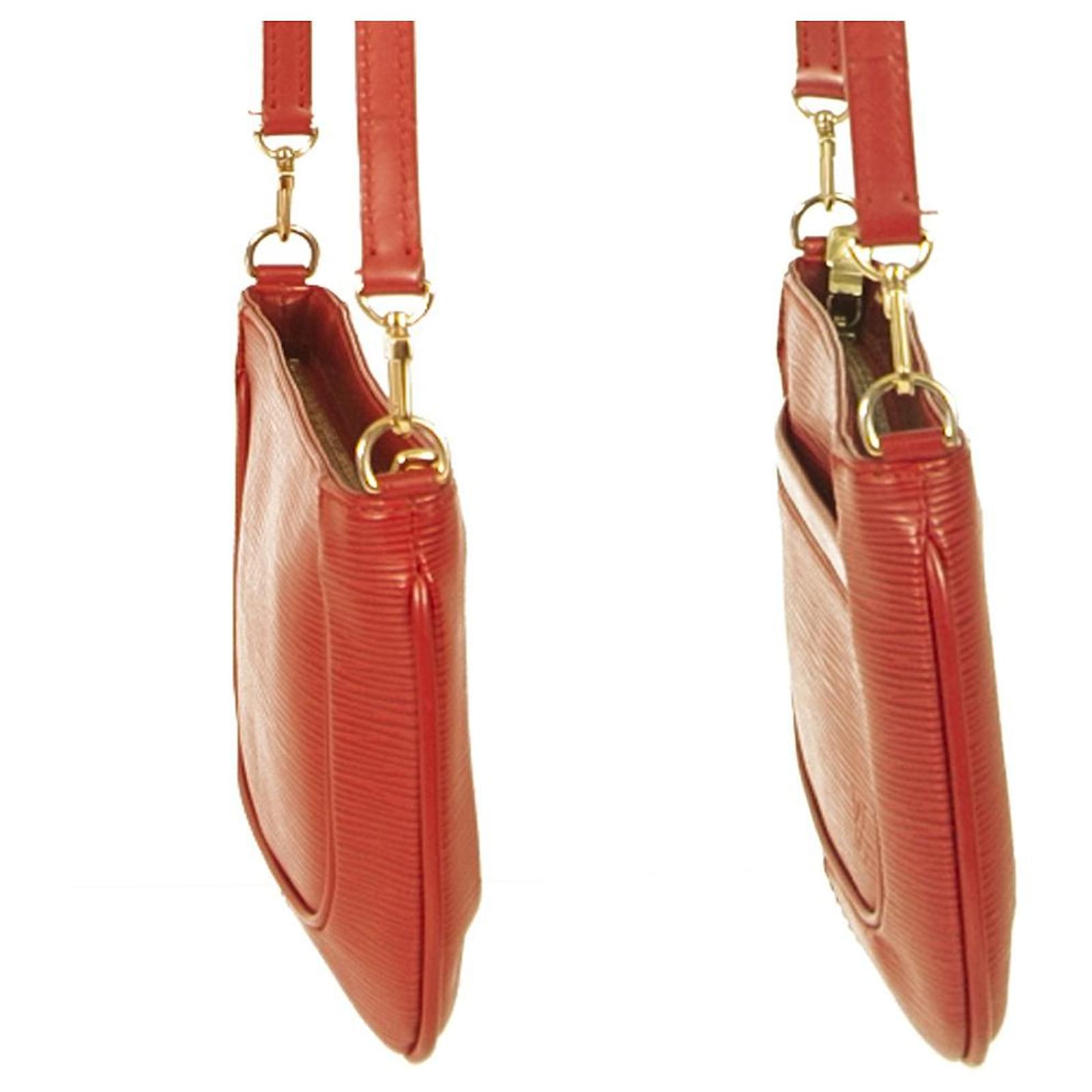 LOUIS VUITTON Red Epi Leather Sarvanga Crossbody Clutch Bag ref.438996 -  Joli Closet