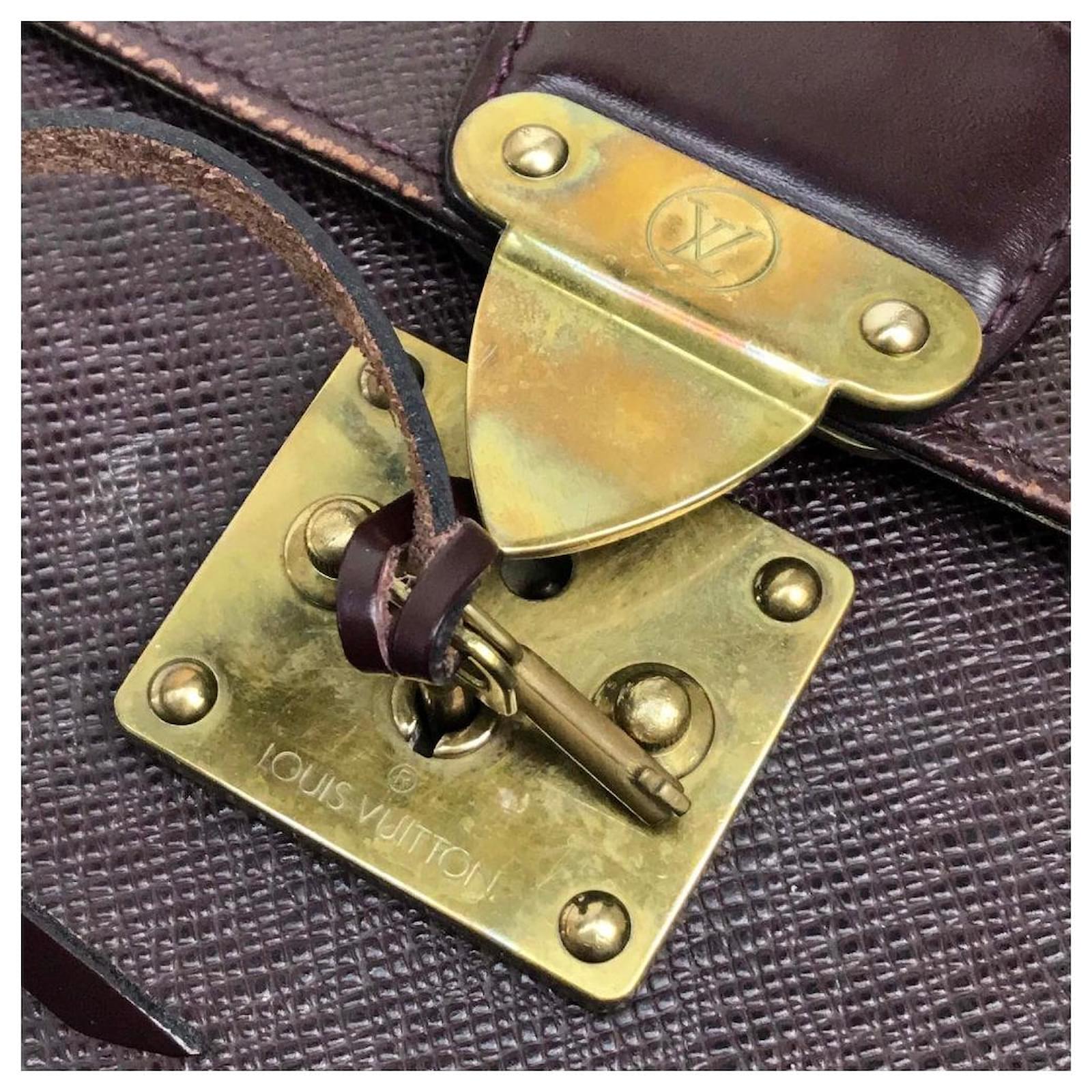 Used] Louis Vuitton M30076 Taiga Selvette Clado Business Bag Briefcase  Taiga Leather Men's Akaju Dark Brown ref.439094 - Joli Closet