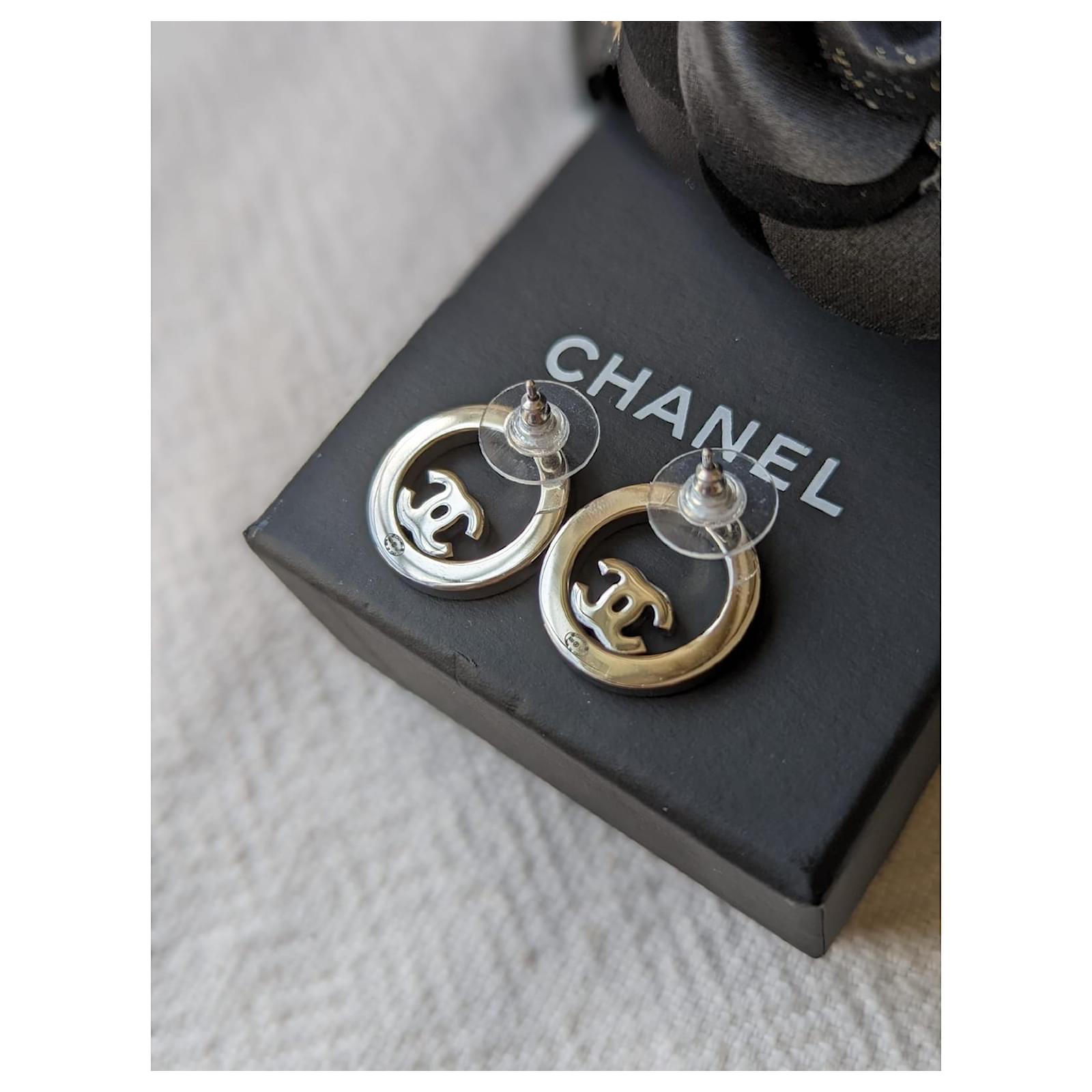 Chanel CC B20V Logo Crystal SHW Round earrings Silvery Metal ref.441921 -  Joli Closet