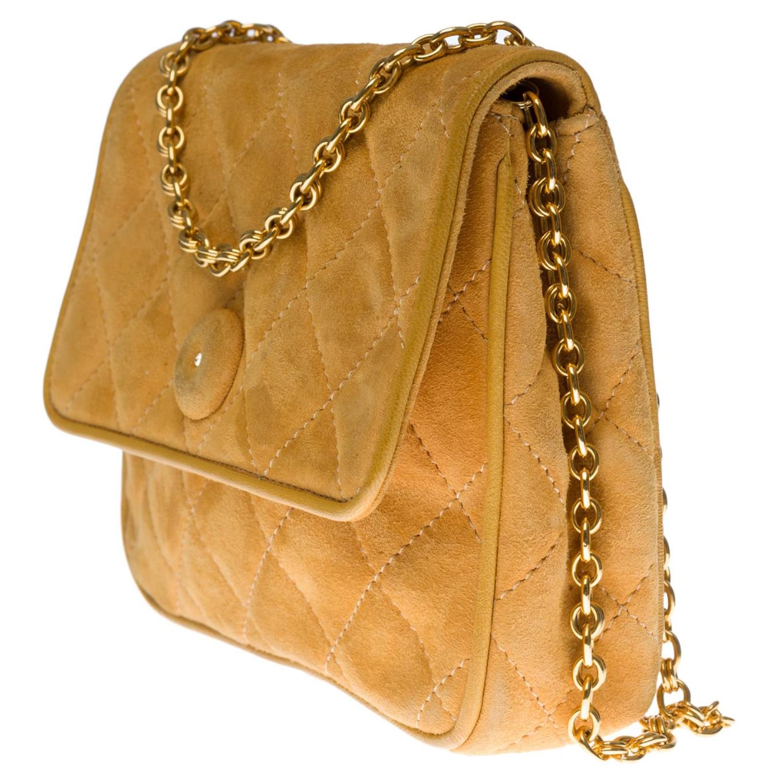 Lovely Chanel Classique Mini Pochette shoulder bag in beige quilted suede,  garniture en métal doré ref.442931 - Joli Closet