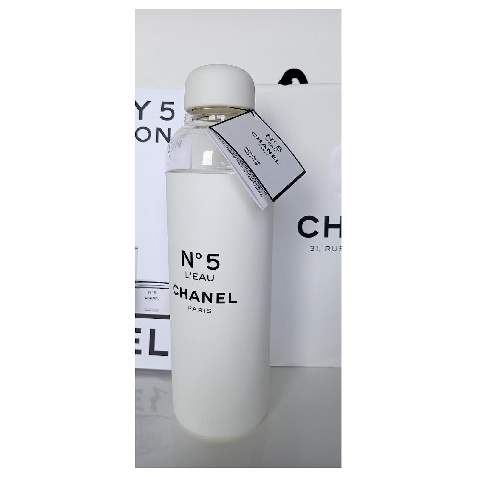 Chanel Factory 5 White Glass ref.443184 - Joli Closet