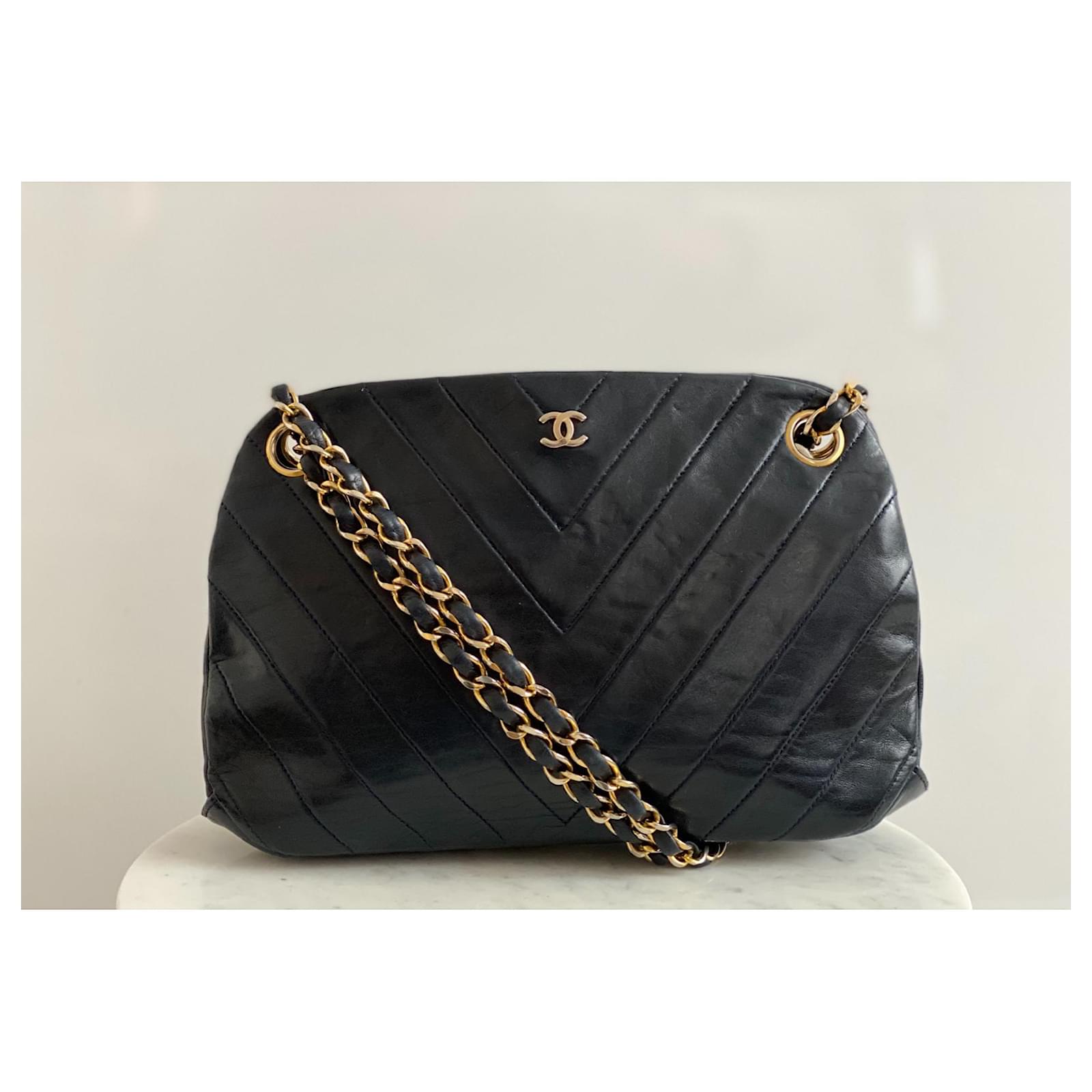 Chanel Vintage Navy Lambskin Chevron Quilted Frame Kiss Lock Shoulder Bag  Dark blue Leather ref.444410 - Joli Closet
