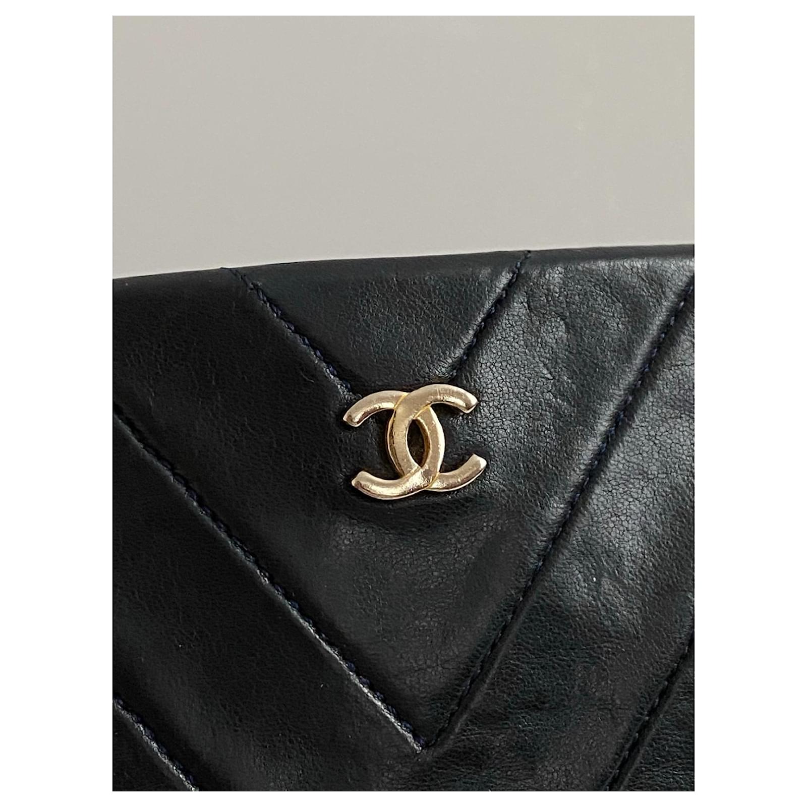 Chanel Vintage Navy Lambskin Chevron Quilted Frame Kiss Lock Shoulder Bag  Dark blue Leather ref.444410 - Joli Closet