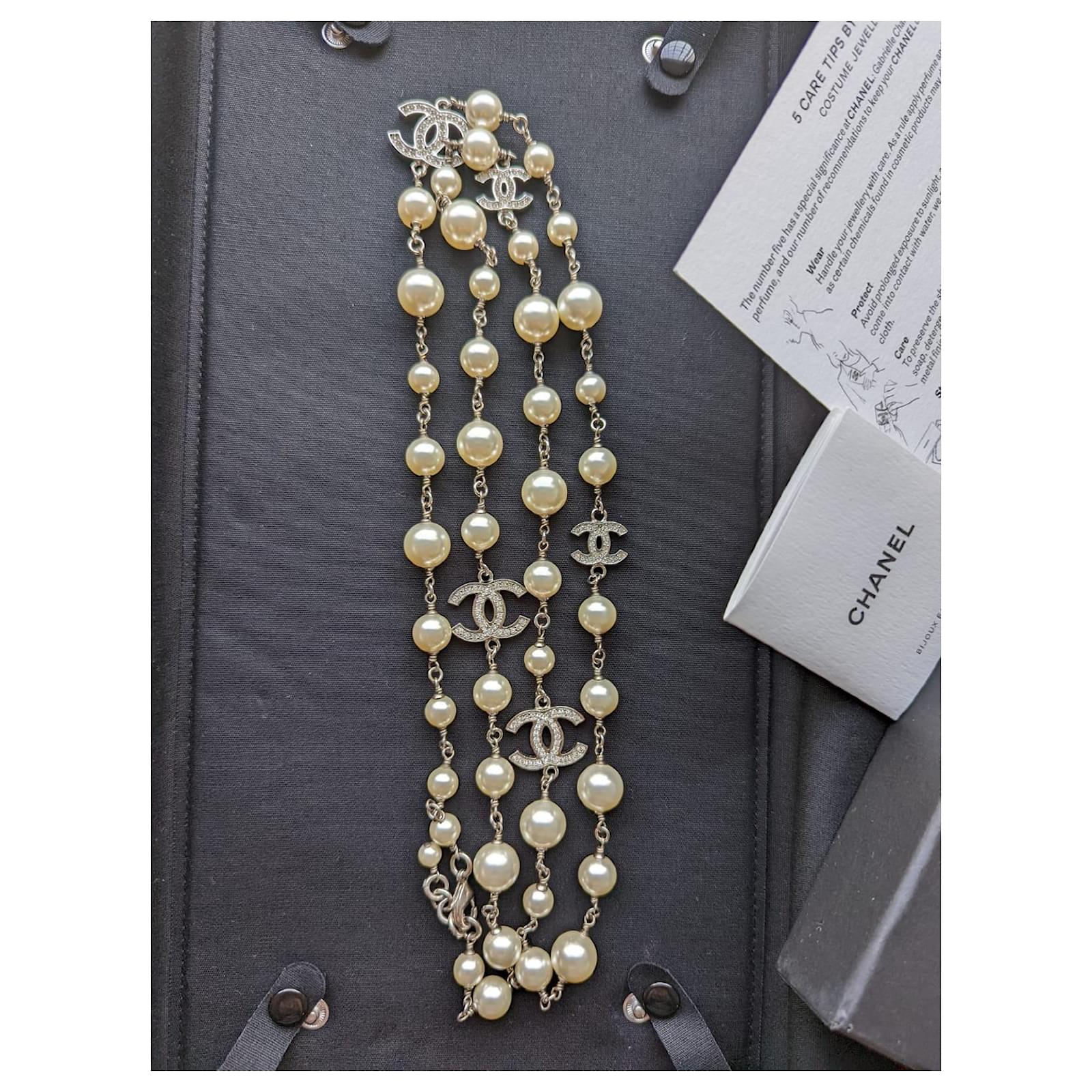 Chanel CC A20V Logo Classic Pearl and Crystal Long Necklace Silvery Metal  ref.444680 - Joli Closet