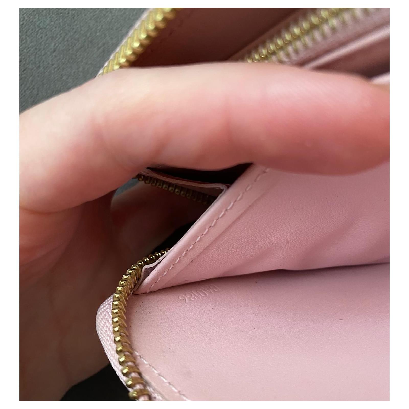 Louis Vuitton women's patent leather wallet and keychain set Pink  ref.862370 - Joli Closet