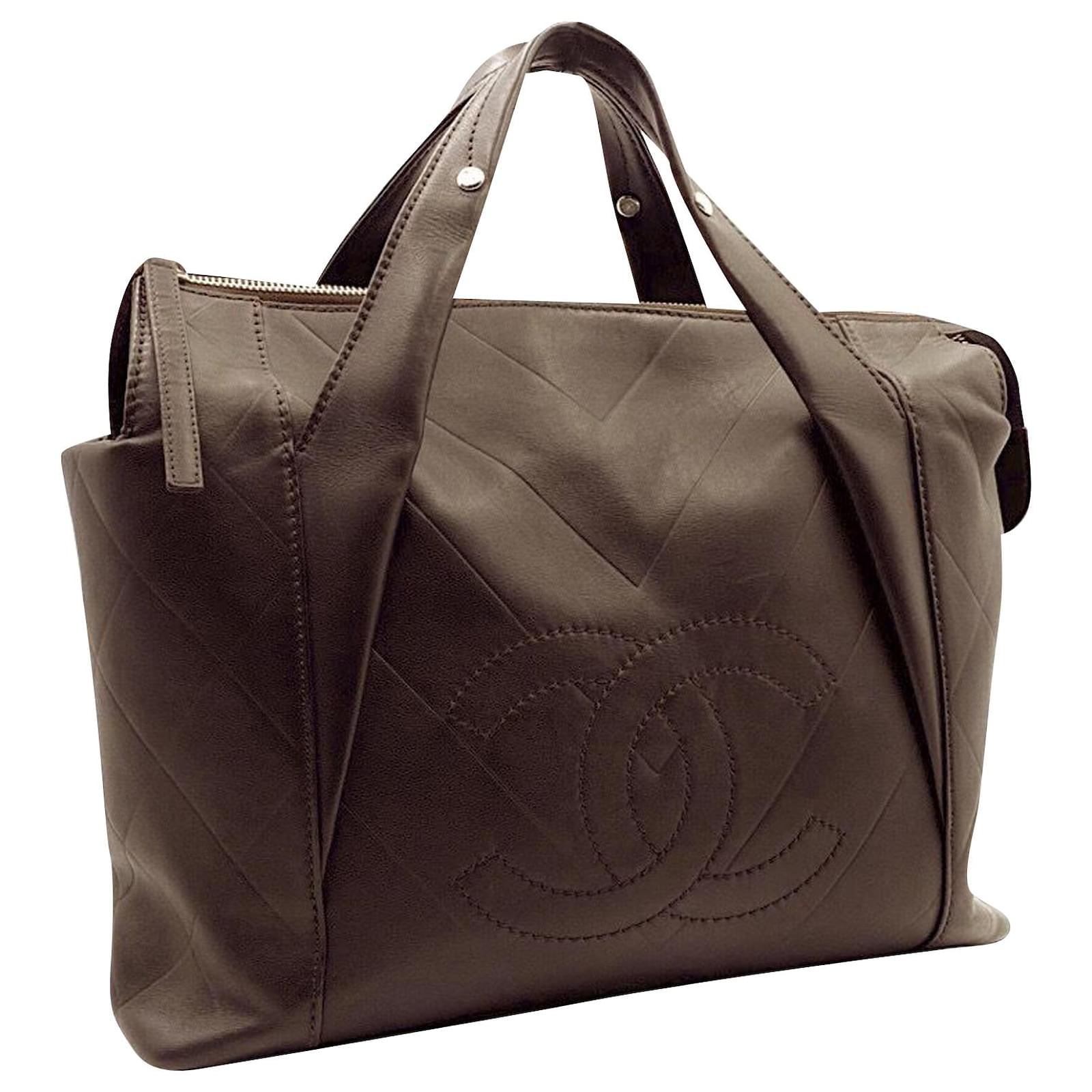 Chanel vintage 2000s PM tote bag in chevron dark brown leather ref.454615 -  Joli Closet