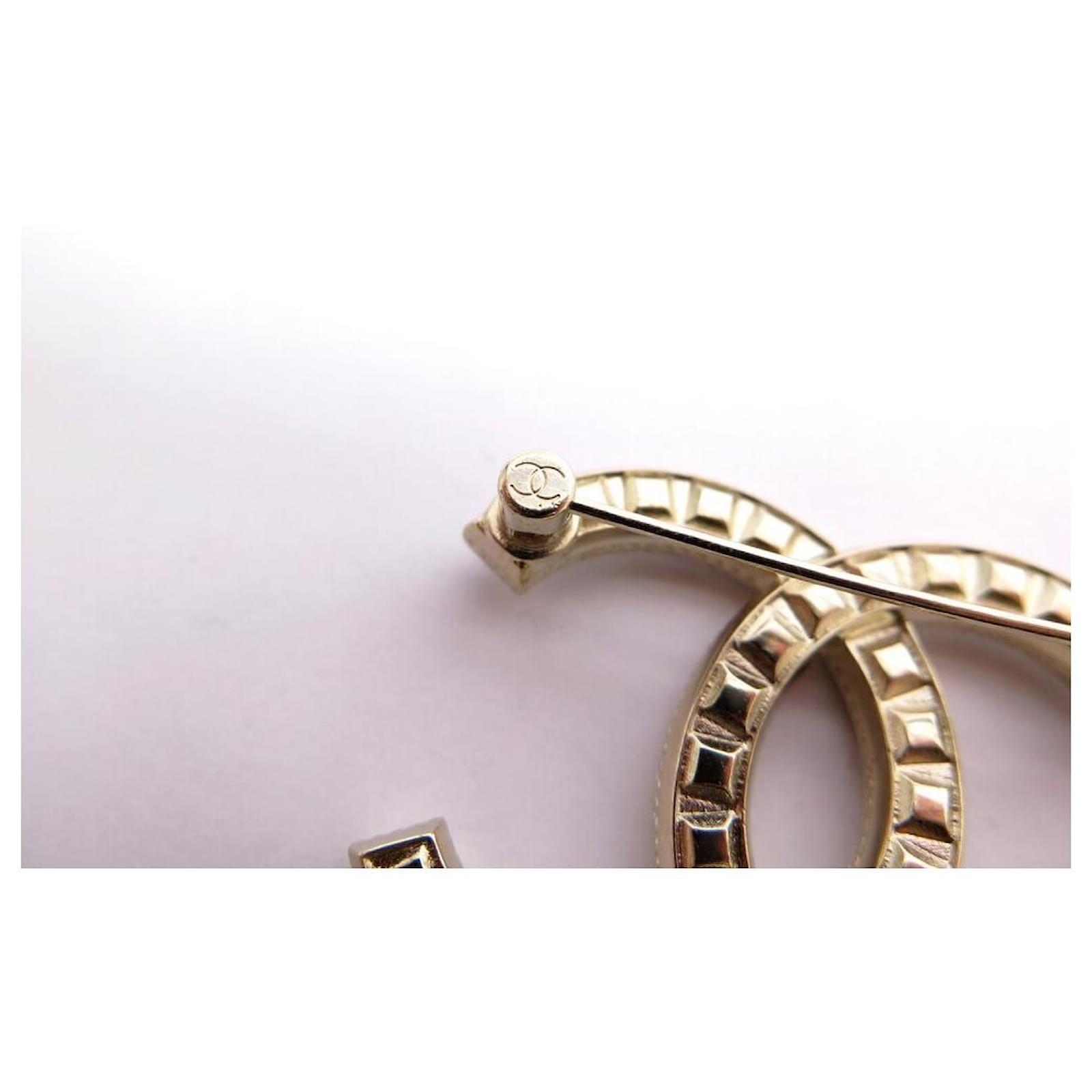 NEW CHANEL BROOCH CC LOGO & STRASS SQUARE IN GOLD METAL NEW GOLDEN BROOCH