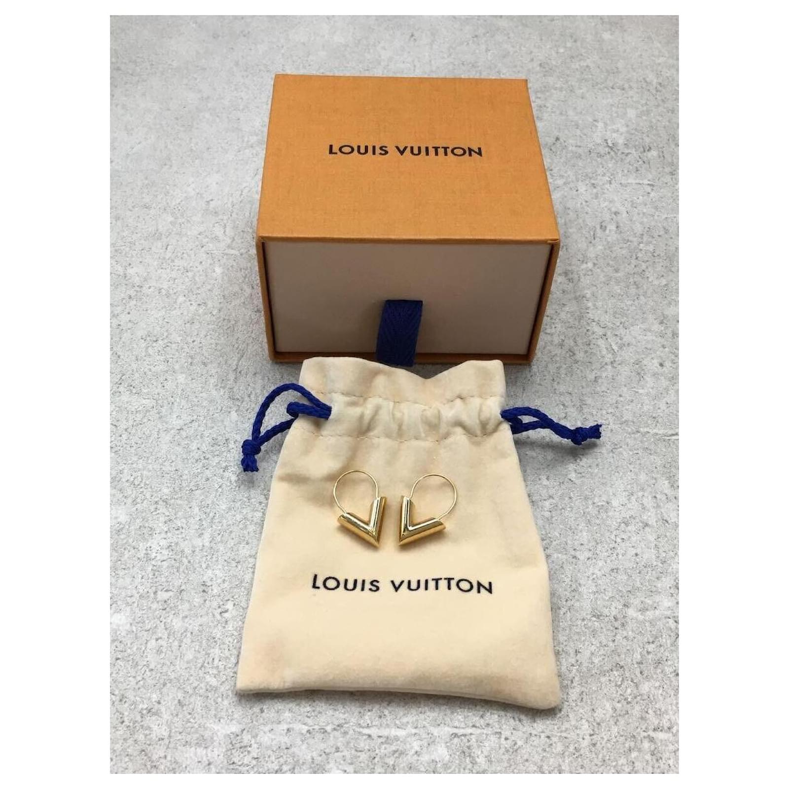 Louis Vuitton] Orecchini a cerchio singolo Essential V LOUIS VUITTON D'oro  Metallo ref.701446 - Joli Closet