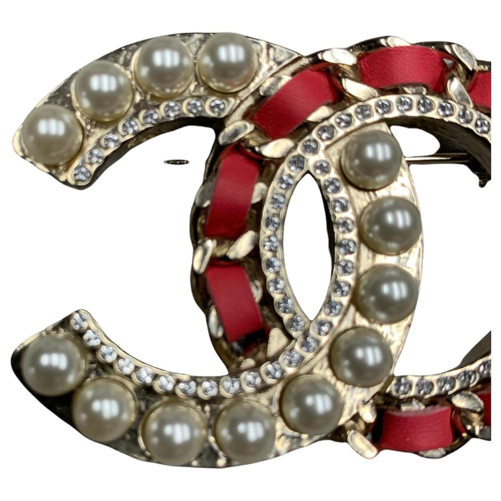 Pin & brooche Chanel White in Metal - 21941875