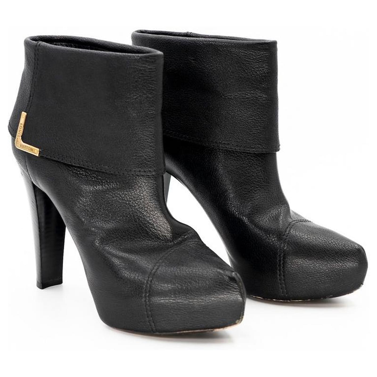 Louis Vuitton ankle boots in black leather with gold metal trim ref.462527  - Joli Closet