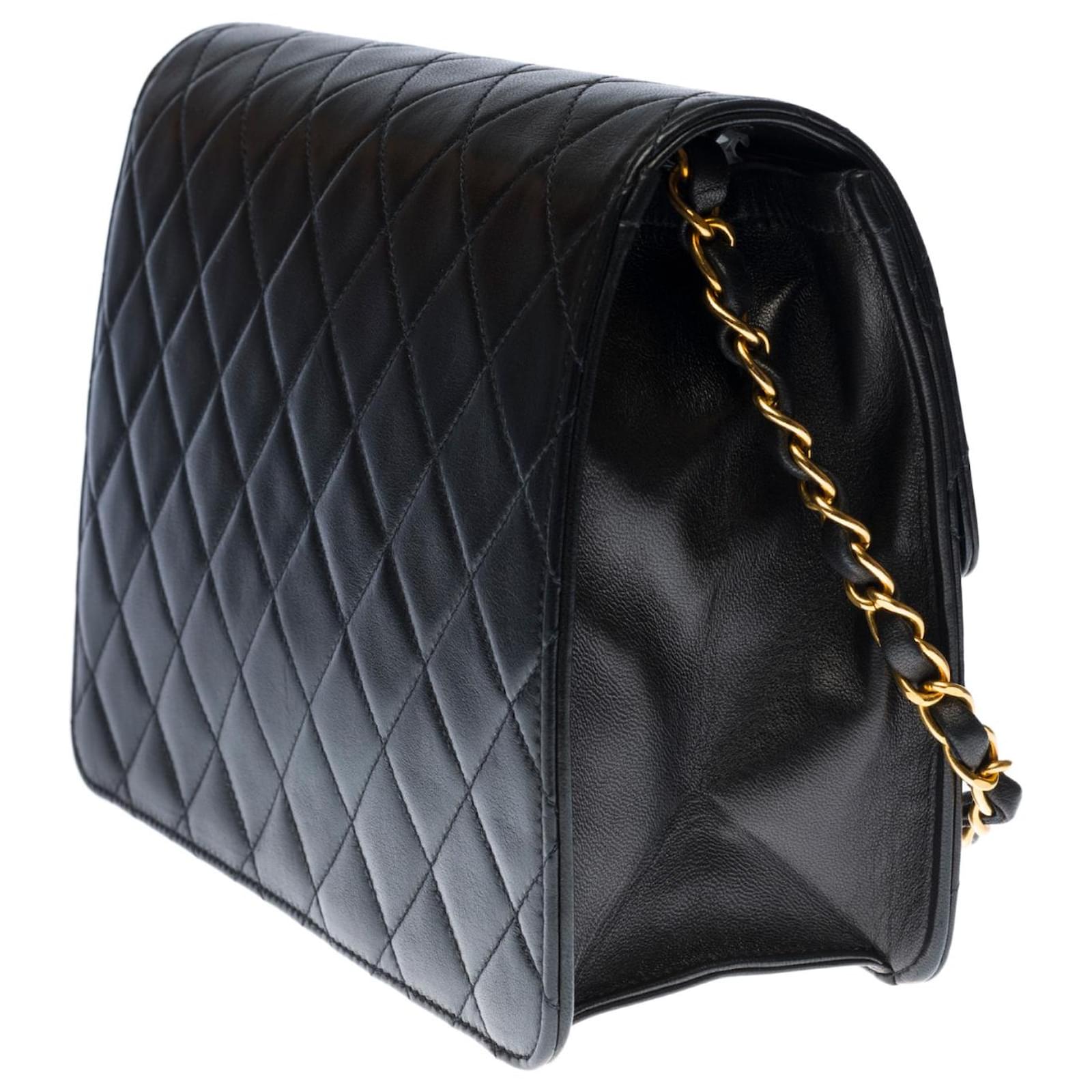 Timeless Splendid Chanel Classique Pochette Flap bag shoulder bag in black  quilted leather, garniture en métal doré ref.468898 - Joli Closet