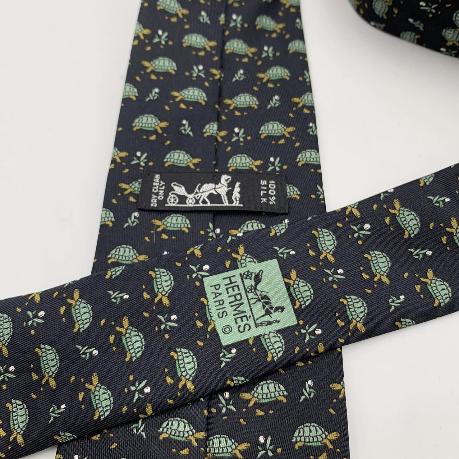 Cravate Hermès En Soie Jaune – Motif Tortue – Modèle 7896 MA – Occasion