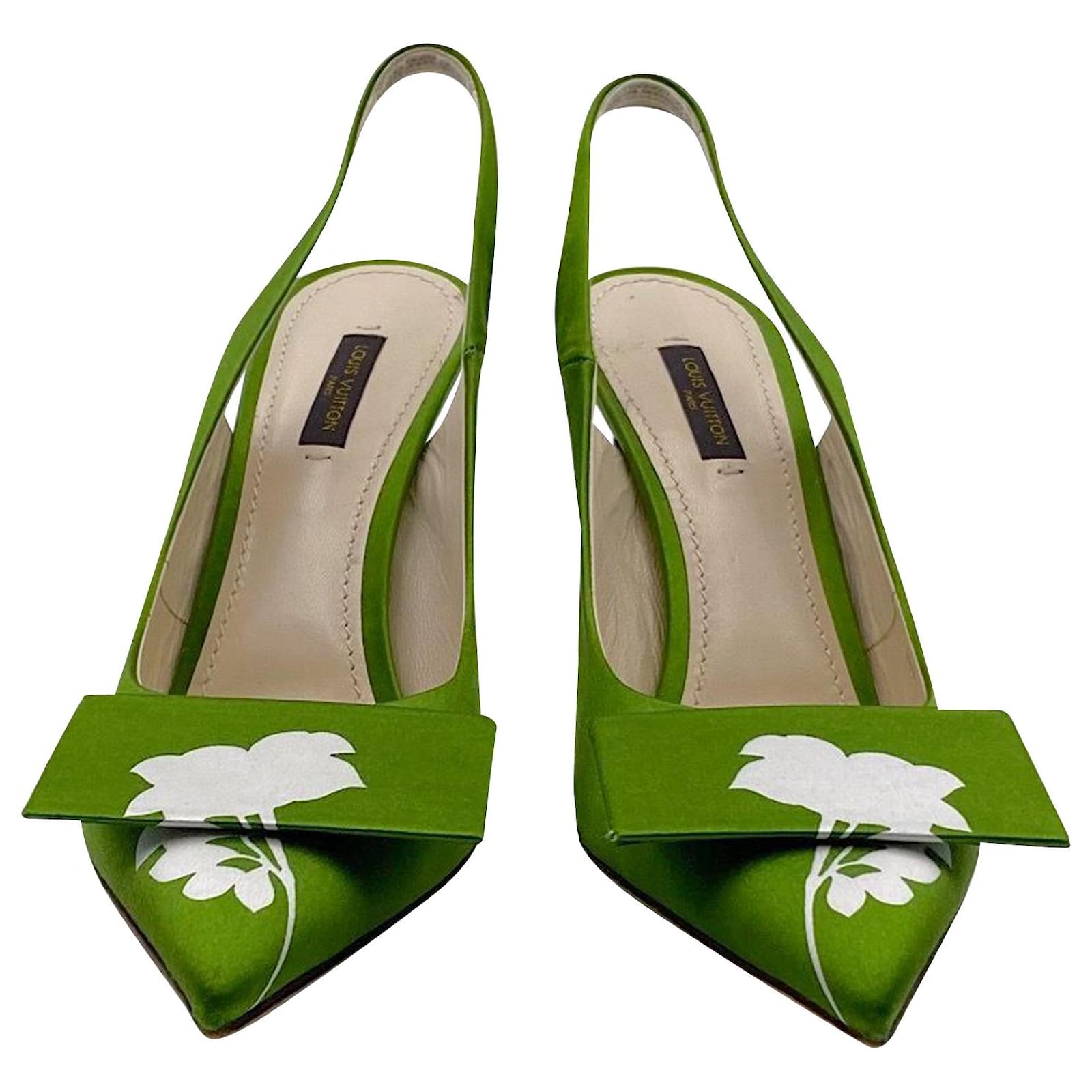 Décolleté slingback Louis Vuitton in raso verde con punta a fiore