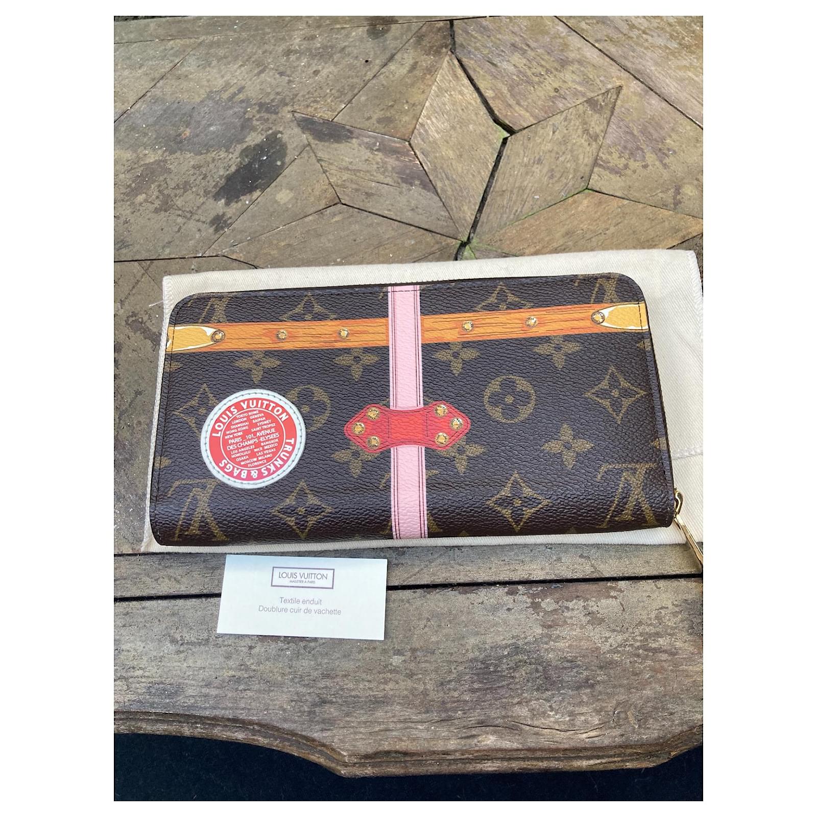 Zippy Rare collector's wallet summer trunks Louis Vuitton Brown Pink Golden  Gold hardware Leather Cloth ref.483290 - Joli Closet
