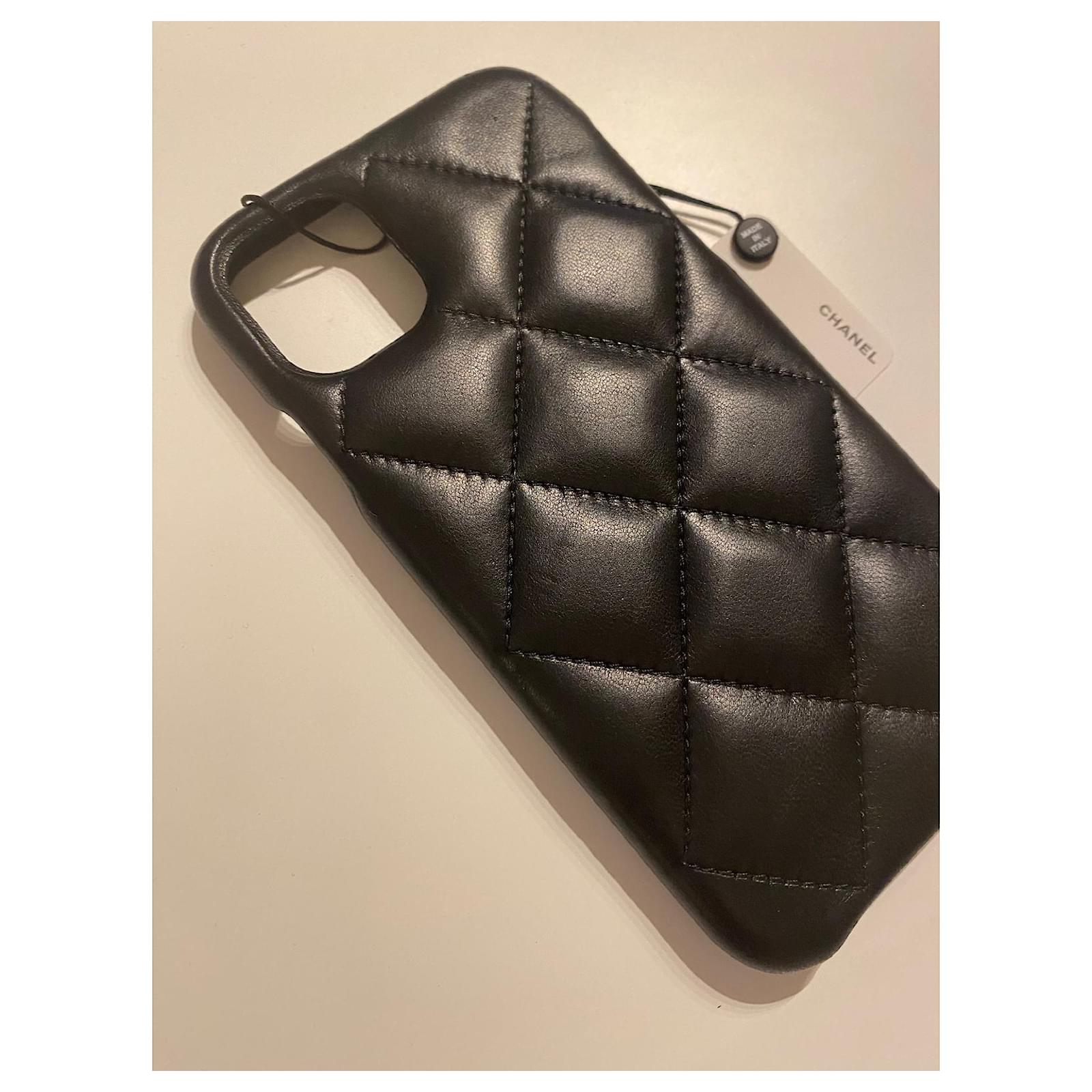 Chanel iphone case 11. Black Lambskin ref.485783 - Joli Closet
