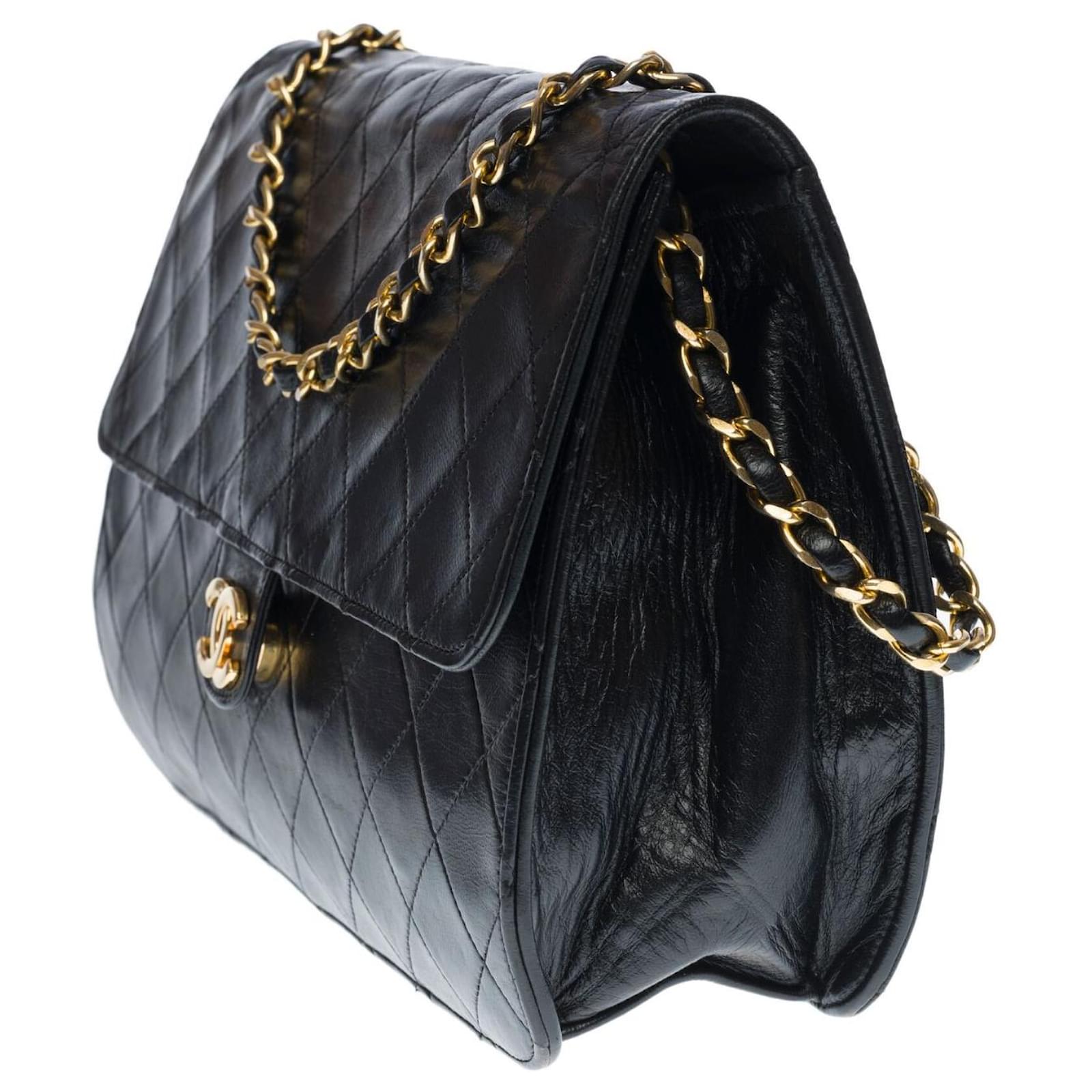 Chanel Classic Flap bag medium 25 cm in black leather, garniture en métal  doré
