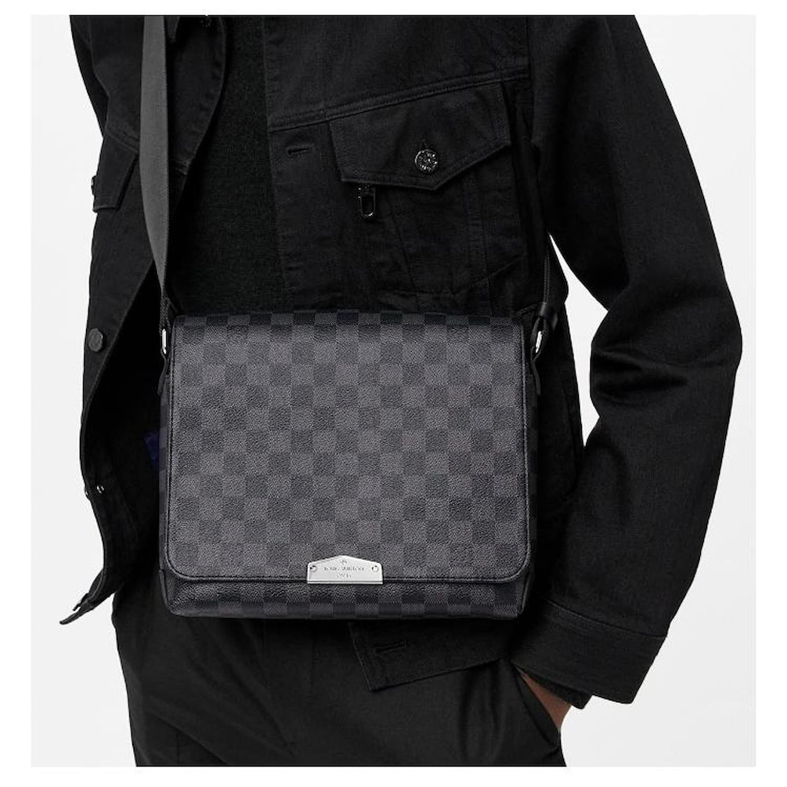 Louis Vuitton LV District PM new Grey Leather ref.492158 - Joli Closet