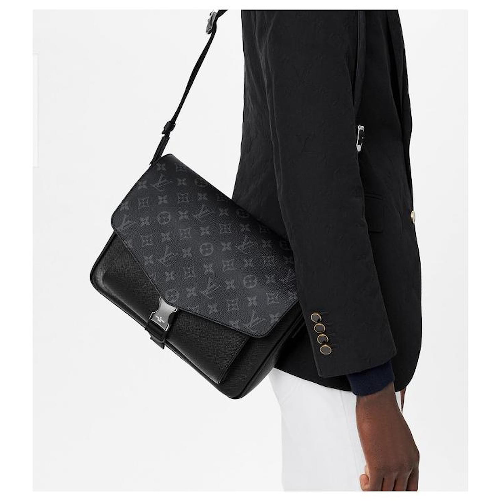 Louis Vuitton Triangle messenger bag new Black Leather ref.185937 - Joli  Closet