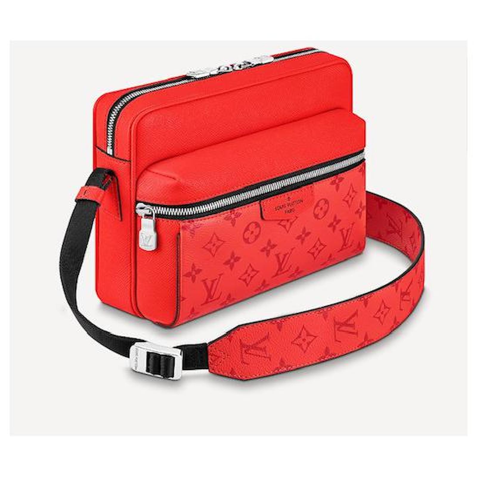 Louis Vuitton LV Taigarama red outdoor messenger Leather ref