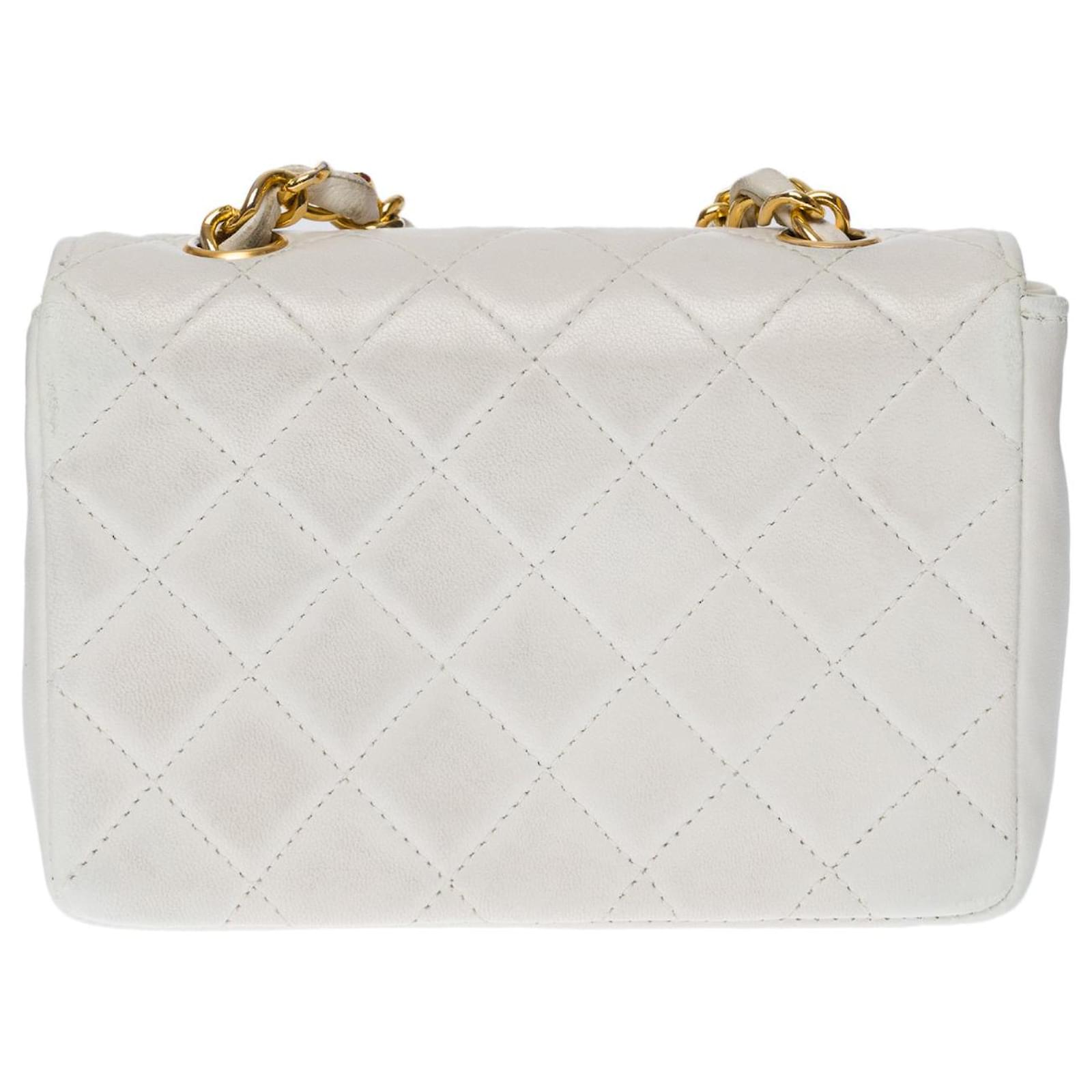 Timeless Superb Chanel Mini Classic Flap bag shoulder bag in white quilted  leather, garniture en métal doré ref.494067 - Joli Closet