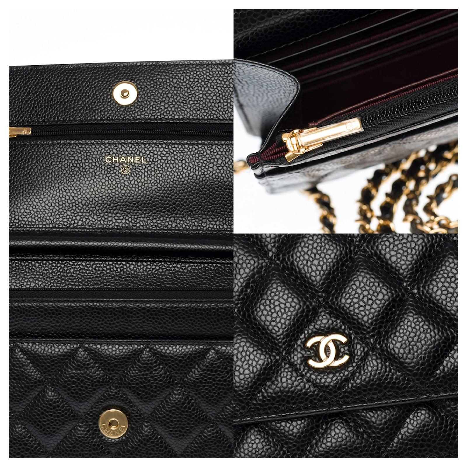 Magnífica cartera Chanel con cadena (WOC) En piel de caviar acolchada  negra, guarnición en métal doré