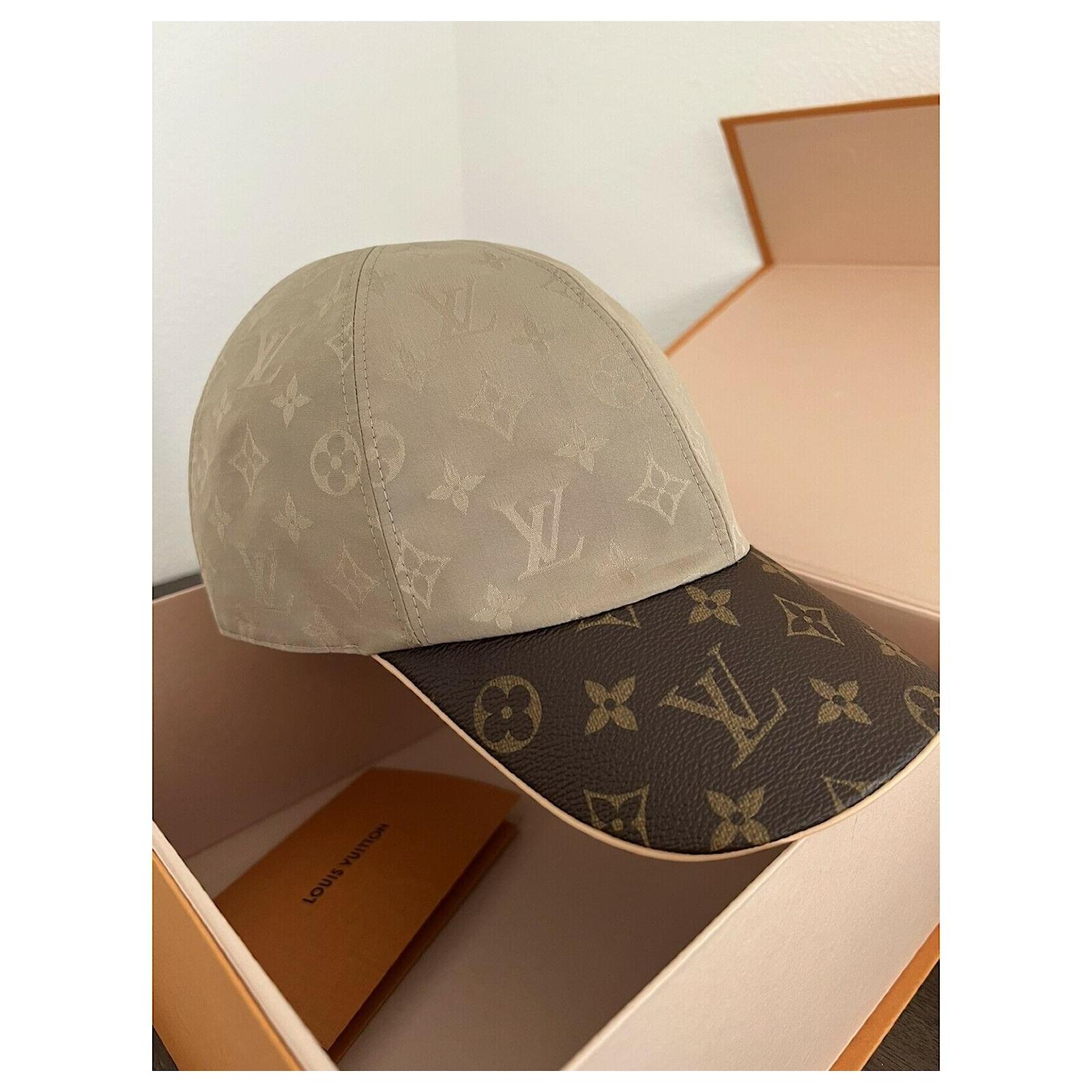 Louis Vuitton Sombreros gorros Beige Cuero ref.495866 - Joli Closet
