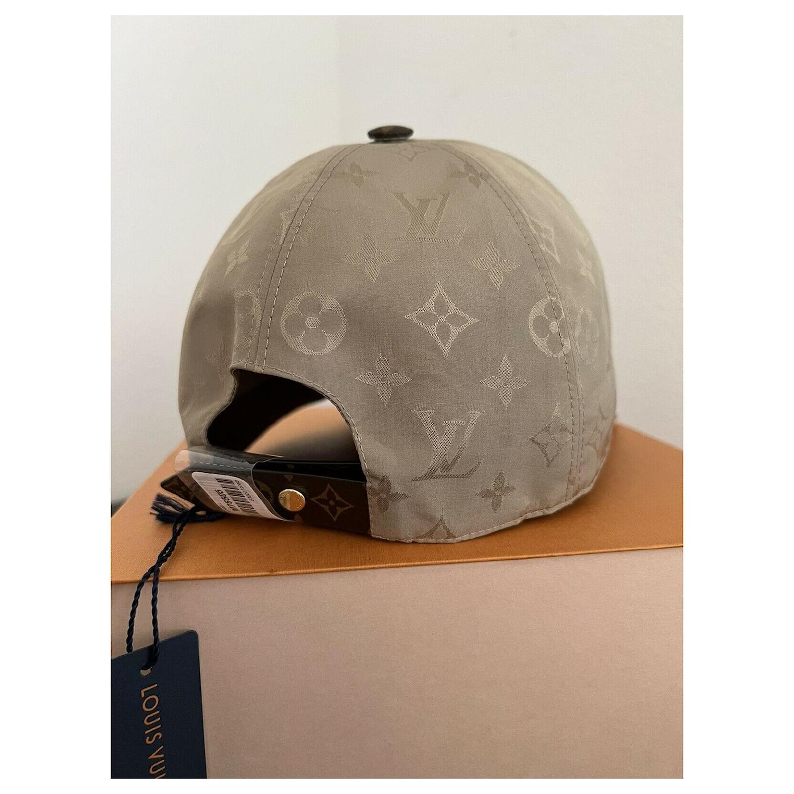 Louis Vuitton Hats Beanies Beige Leather ref.495866 - Joli Closet