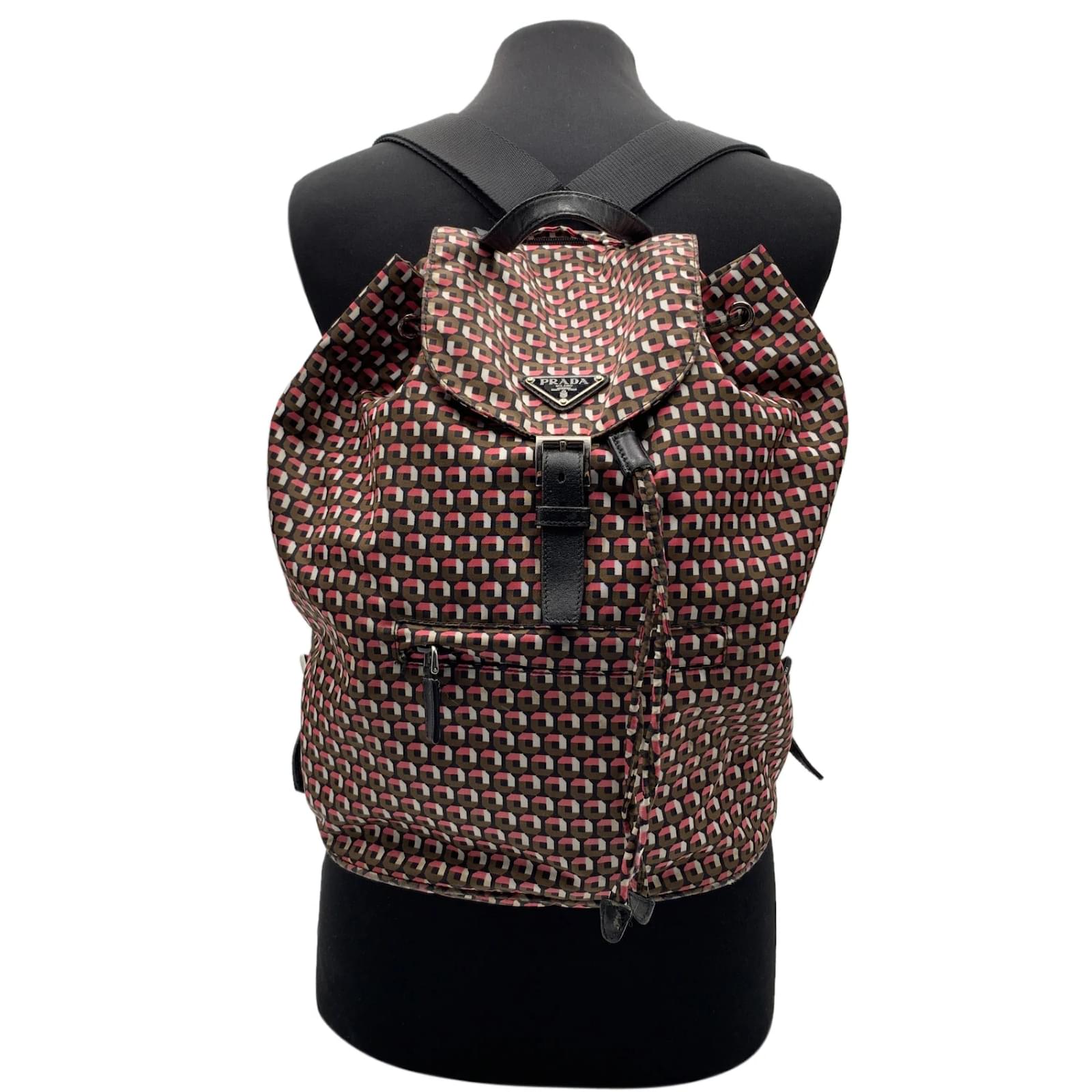 Prada Bolso de hombro tipo mochila de nailon con estampado geométrico rosa  y marrón Multicolor Nylon ref.496816 - Joli Closet
