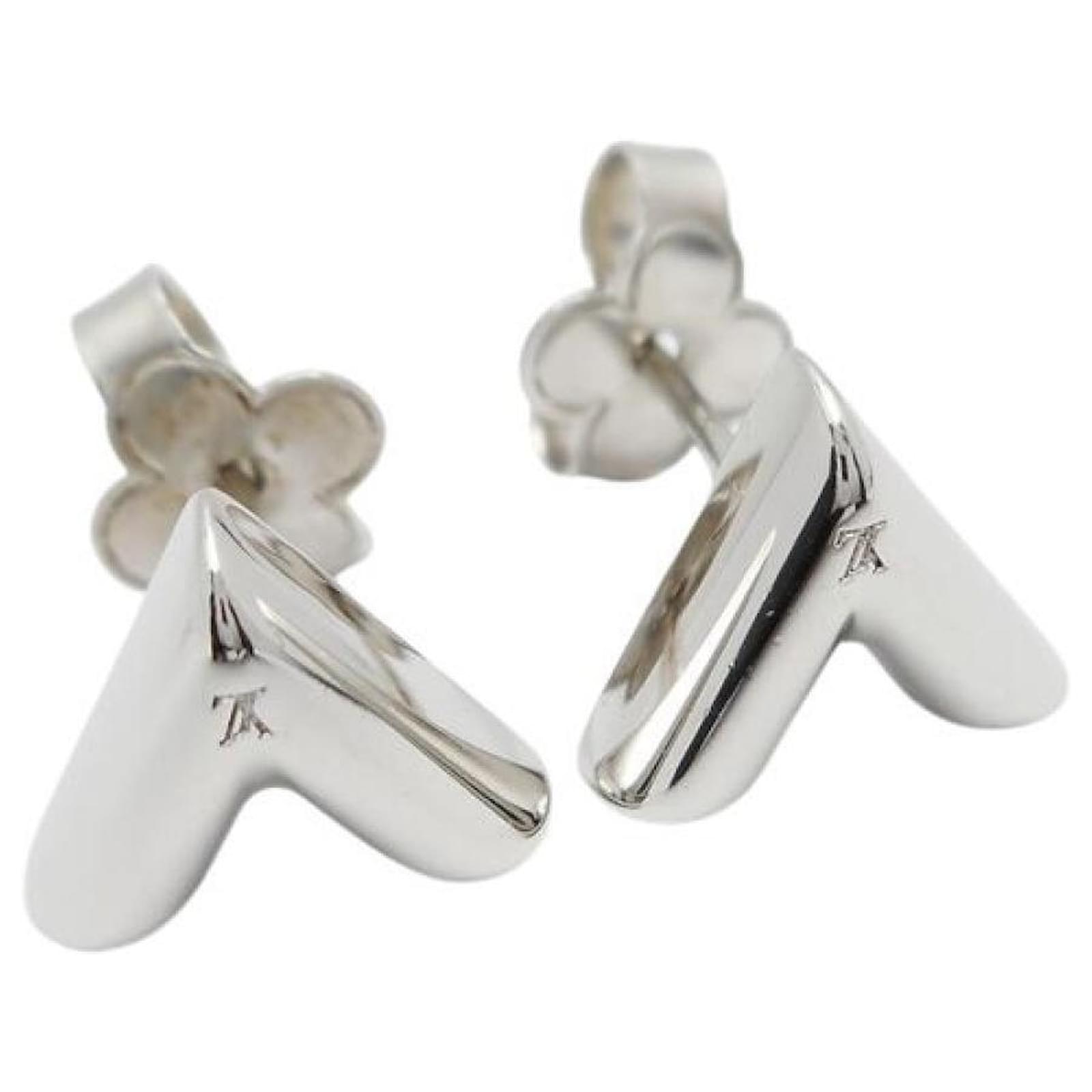 Used] LOUIS VUITTON (Louis Vuitton) M63208 Studs Earrings / Essential V  Earrings Stud Silvery Metal ref.496938 - Joli Closet