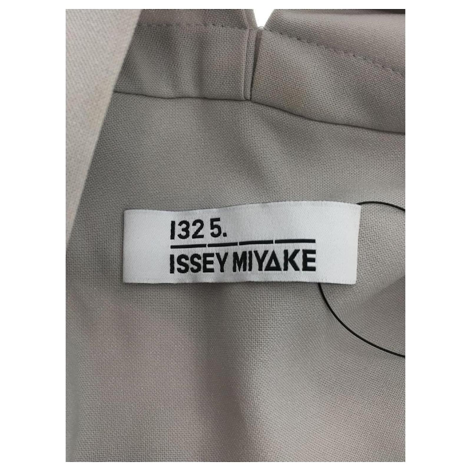 [Used] 132 5. ISSEY MIYAKE Tops /-/ Polyester / Gray Grey ref.497140 ...