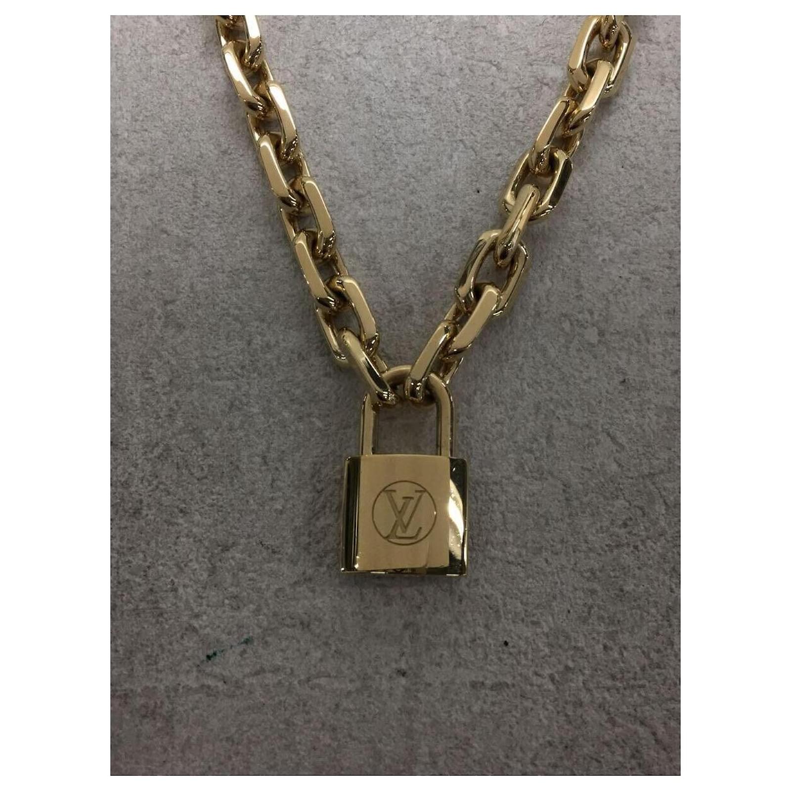 LOUIS VUITTON LV Edge Necklace Cadenas Gold 975677