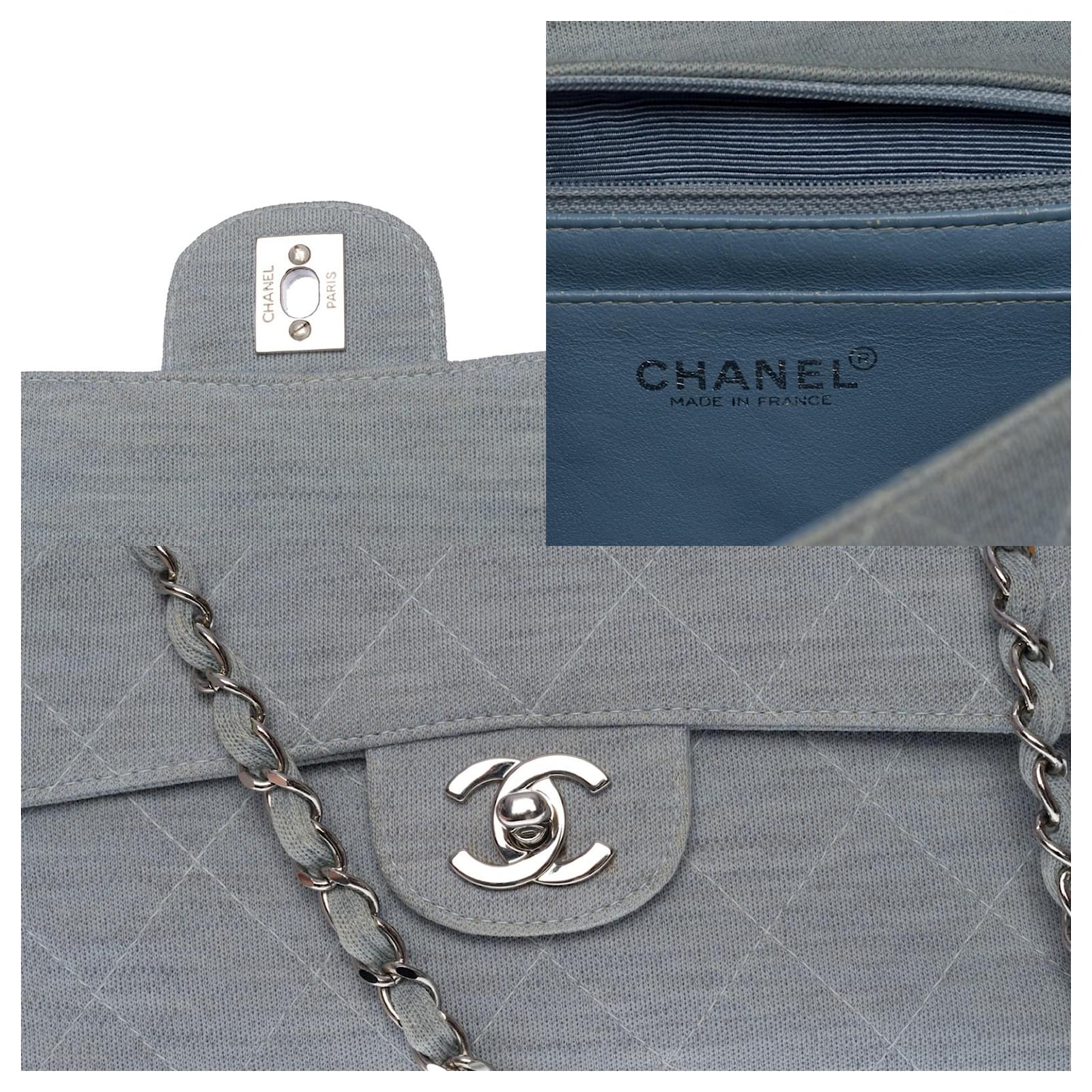 Schöne und seltene Chanel Timeless/Classique Flap Bag Medium Handtasche 25  cm in himmelblauem Segeltuch, Garniture en métal argenté Hellblau Baumwolle  ref.504315 - Joli Closet