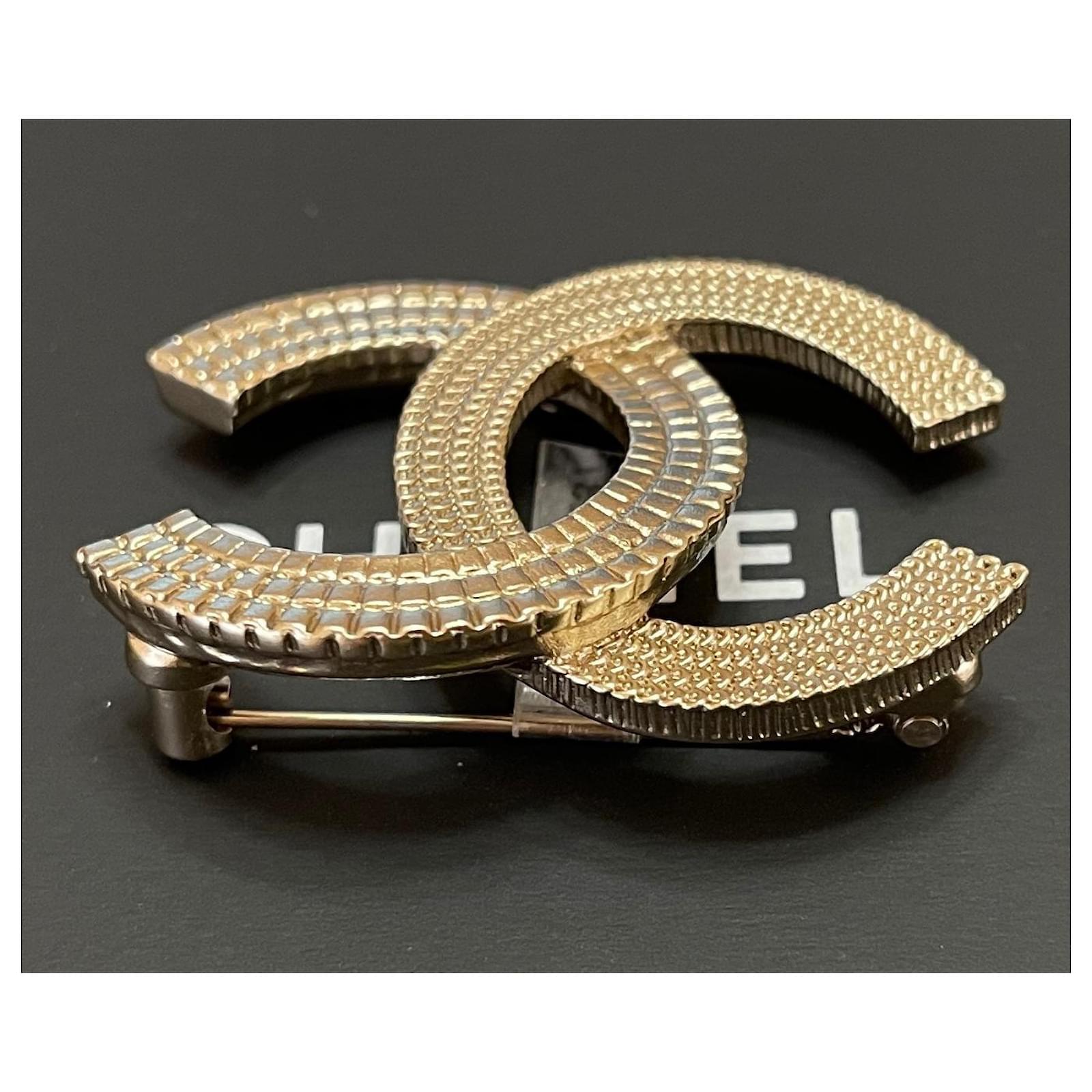 Chanel Metal Gold CC Charm Pearl Chain Pin Lapel Brooch Golden ref.283054 -  Joli Closet