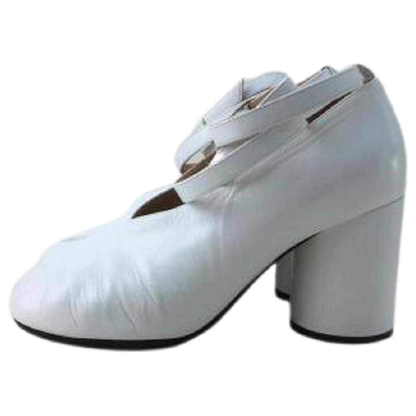 靴 MaisonMargiela ANKLE STRAP TABI PUMPS MAISON MARGIELA Tabi Leather Pumps | Holt Renfrew