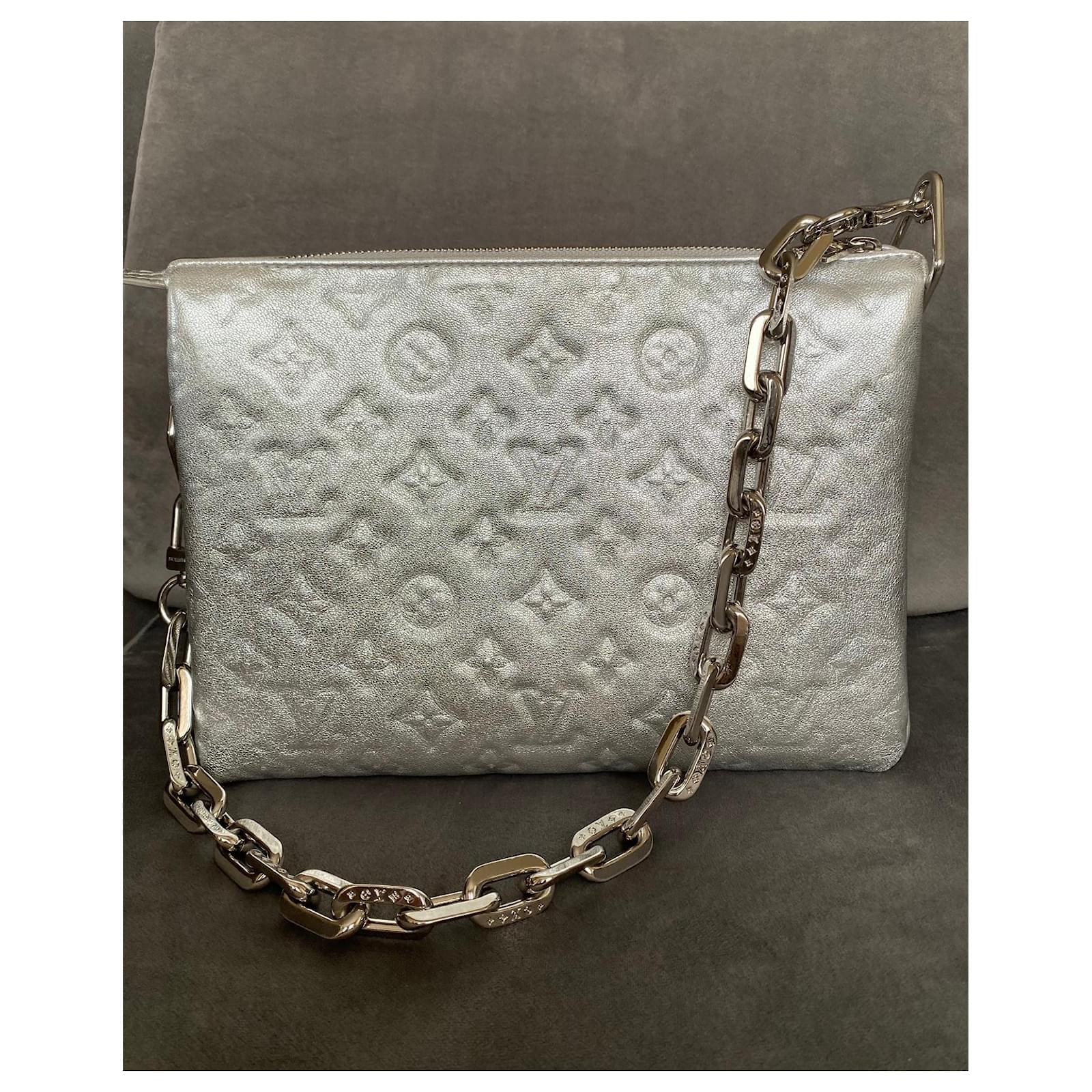 Louis Vuitton LV Umhängetasche Outdoor-Tasche Silber Leder ref.479229 -  Joli Closet