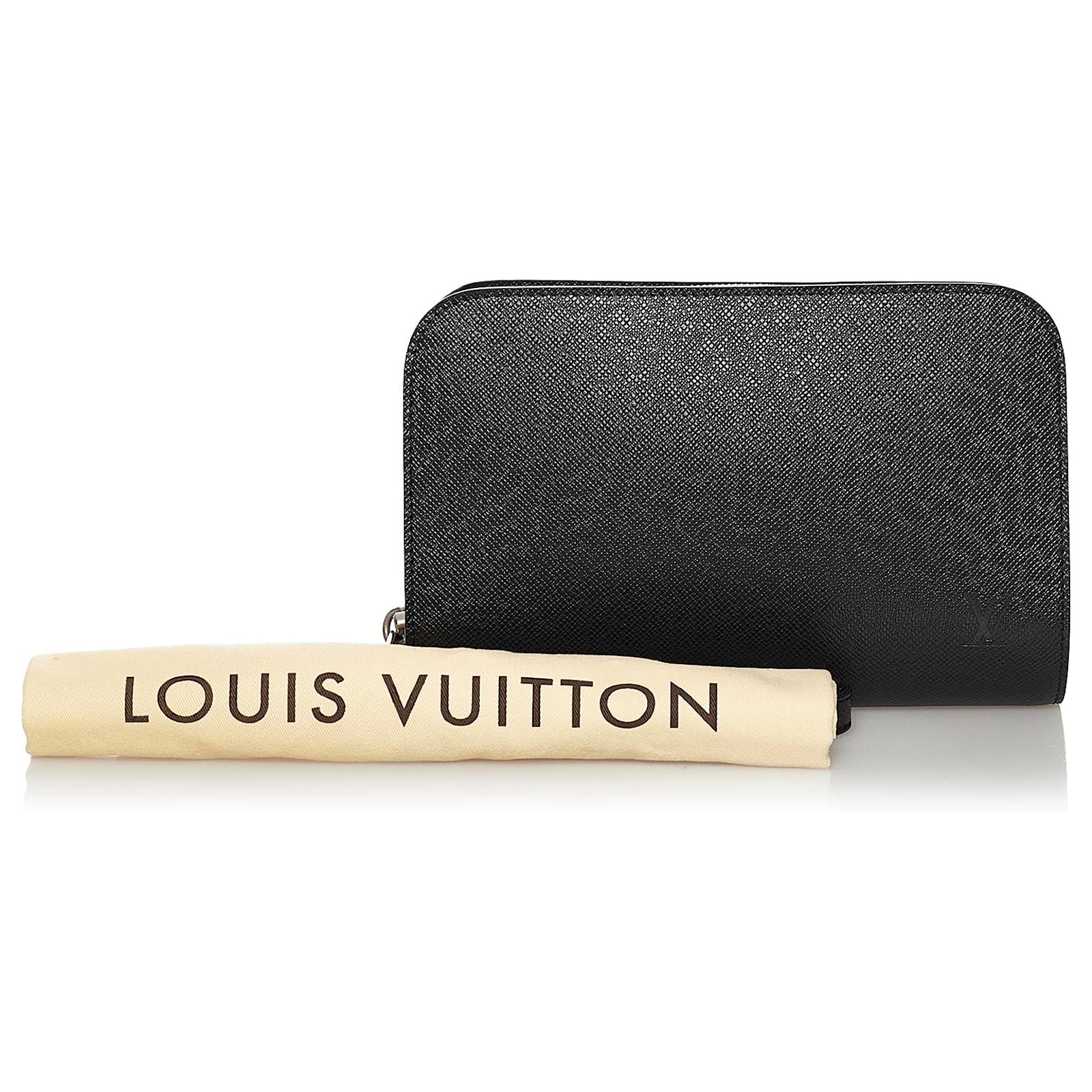 Louis Vuitton Black Taiga Baikal Clutch Leather ref.157922 - Joli Closet