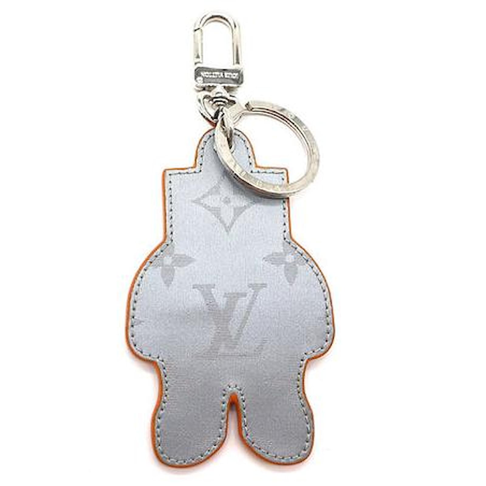 Louis Vuitton Silver Spaceman Logo Key Chain Charm Silvery Leather  ref.543847 - Joli Closet