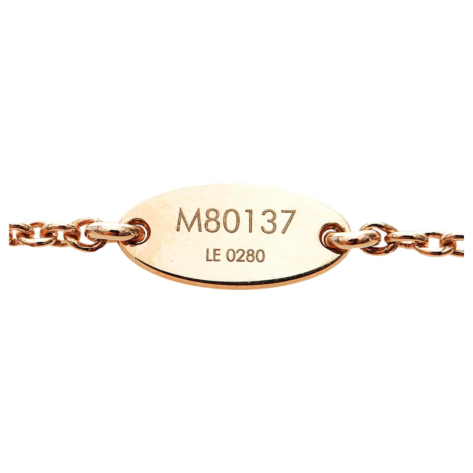 Louis Vuitton Gold Collier Essential V Necklace Golden Metal ref.521396 -  Joli Closet