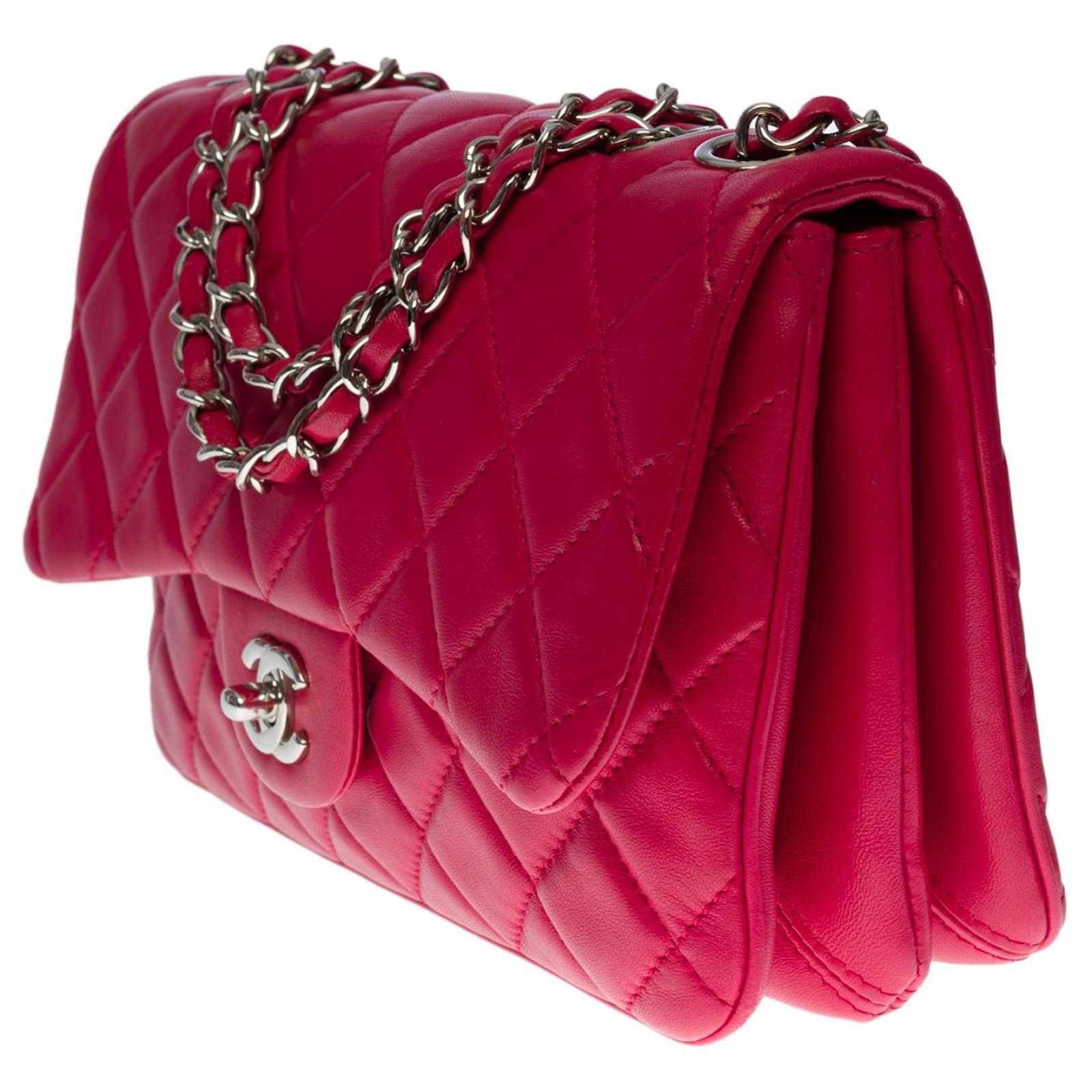 Timeless Splendid Chanel Classic flap bag with gussets in raspberry quilted  lambskin, Garniture en métal argenté, Pink Leather ref.525601 - Joli Closet