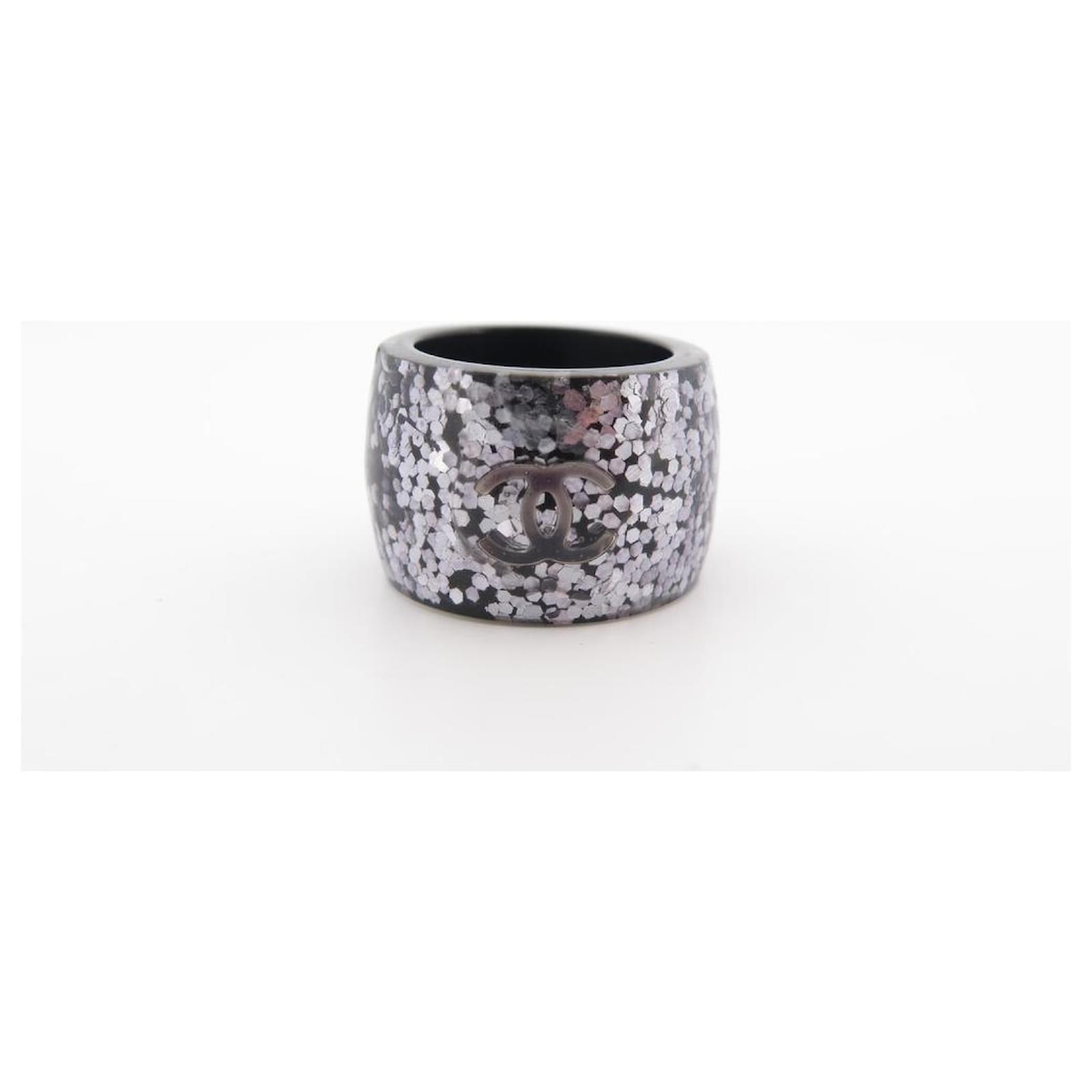 Chanel ring size 51 CC LOGO BLACK RESIN & GLITTER GLITTER RESIN RING  ref.535038 - Joli Closet