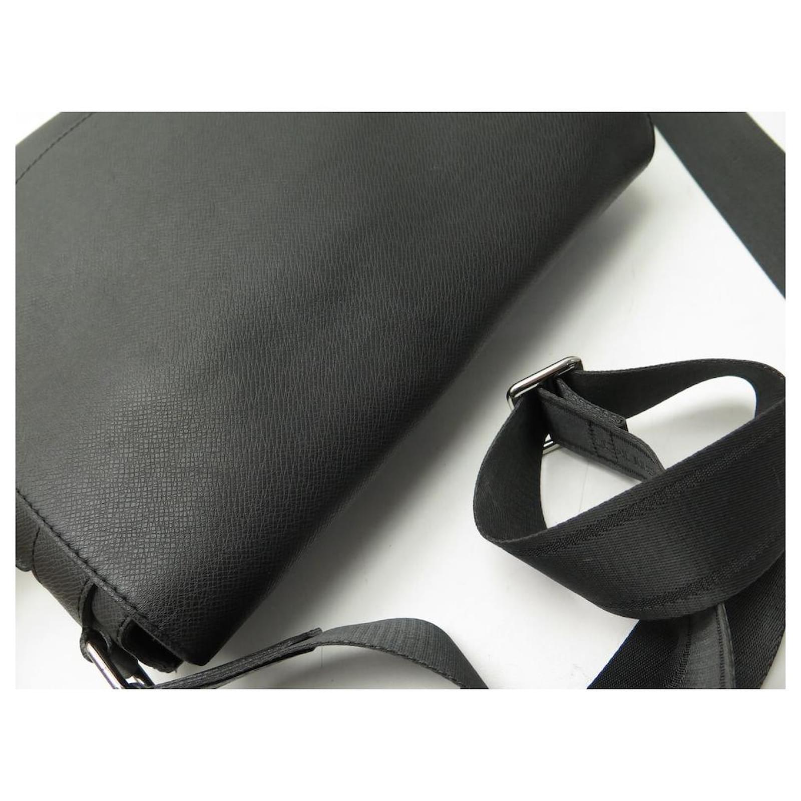 Louis Vuitton Black Taiga Roman MM Messenger Bag ○ Labellov