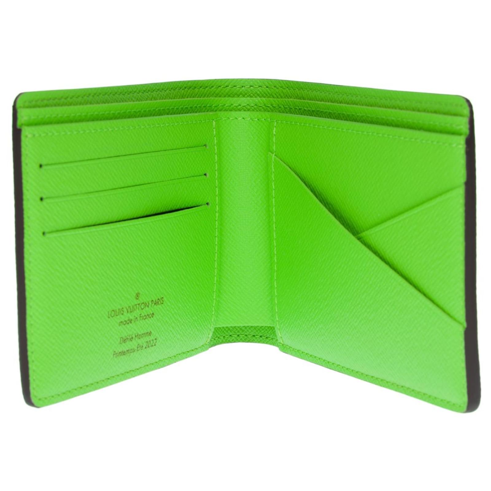 Louis Vuitton Taïga wallet Dark green Leather ref.179742 - Joli Closet