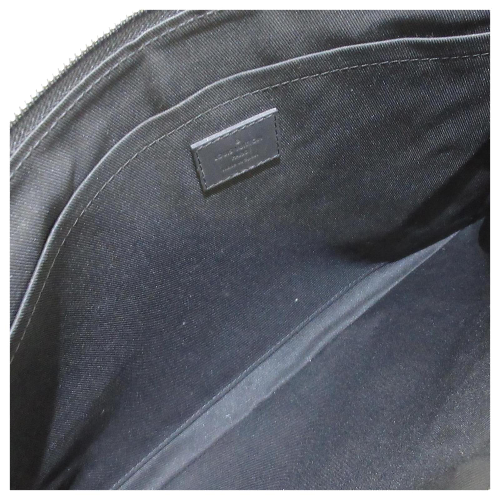 Louis Vuitton Monogram Shadow Discovery Pochette (SHG-PIL5TQ) – LuxeDH