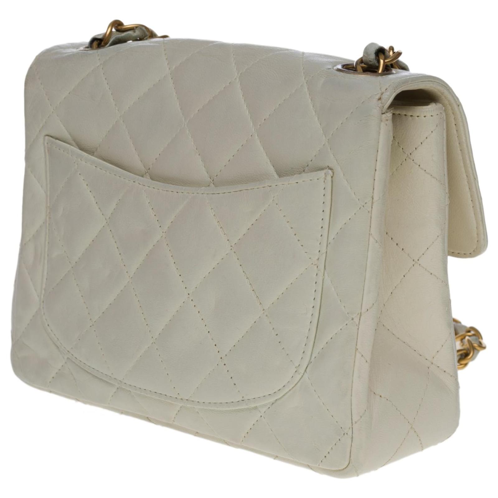 Lovely Chanel Timeless Mini handbag in off-white quilted lambskin,  garniture en métal doré