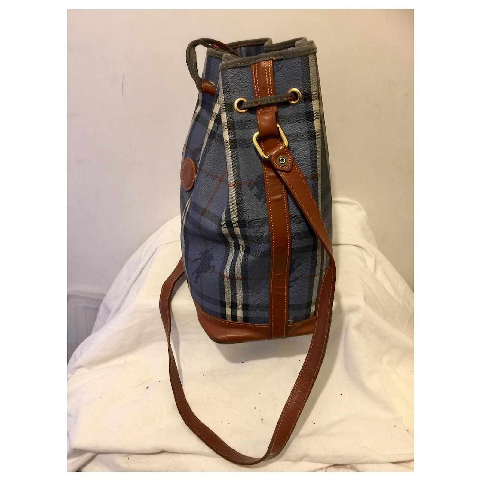 Burberry PEONY GRAIN Leather Bucket Bag – Acroera