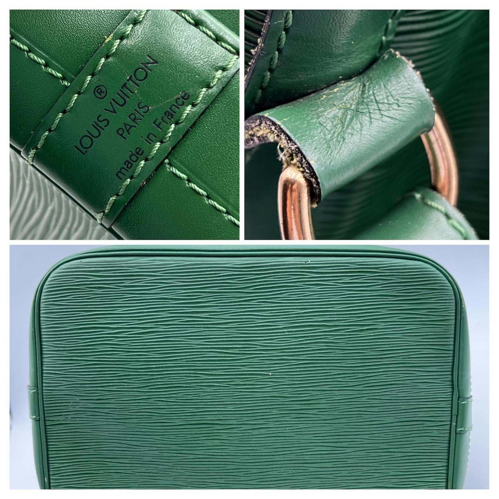Louis Vuitton - Sac à main torsadé en cuir vert En vente sur 1stDibs