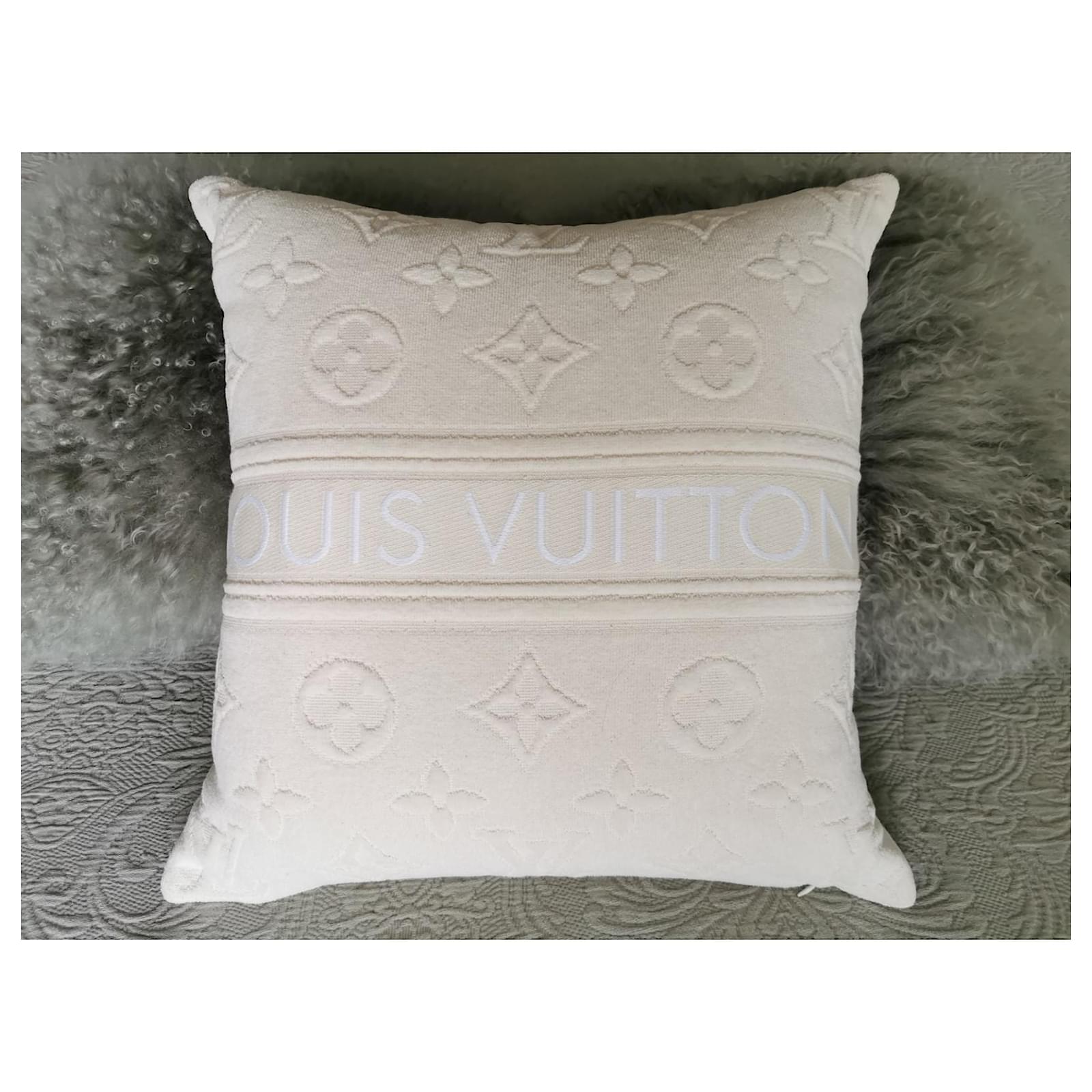 LOUIS VUITTON pillow / coussin LVACATION Beige Cotton ref.500100